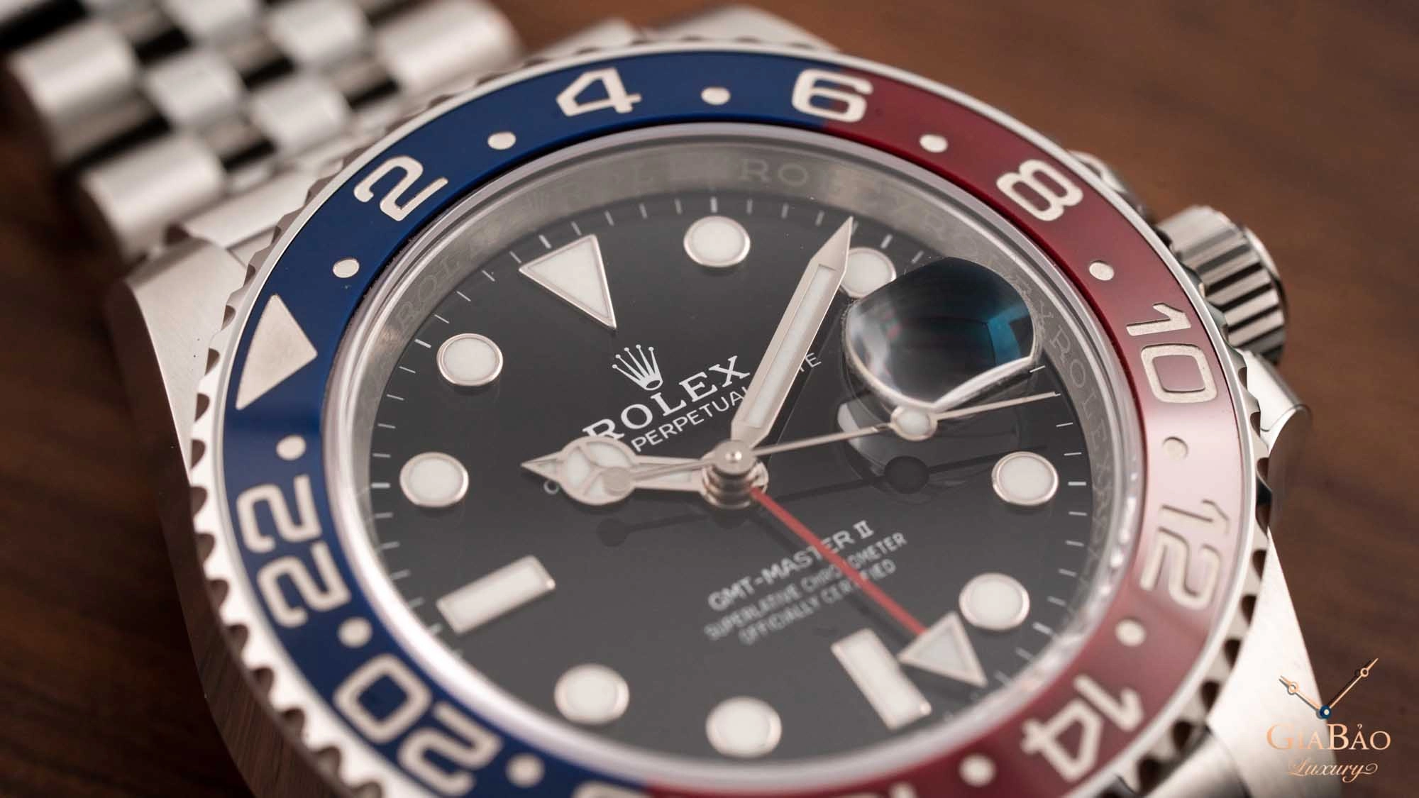 Rolex GMT-Master II 126710BLRO “Pepsi”: cấu trúc GMT: cửa sổ ngày cùng kính Cyclops
