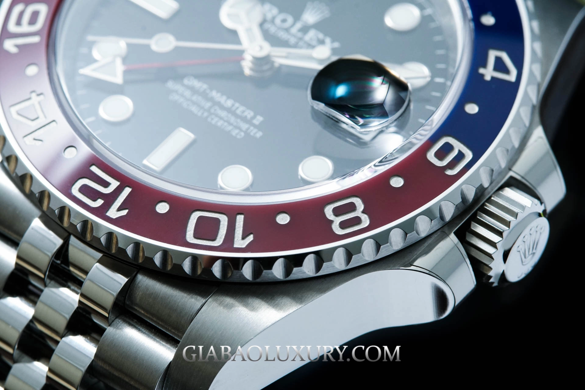 Rolex GMT-Master II 126710BLRO “Pepsi”: cấu trúc GMT: cạnh vỏ Oyster và núm Triplock