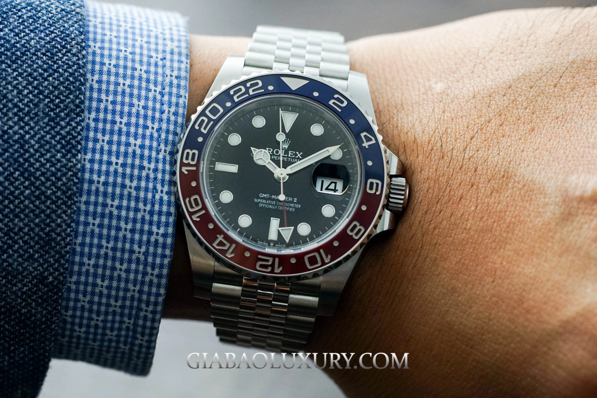 Rolex GMT-Master II 126710BLRO “Pepsi”: cấu trúc GMT: GMT-Master II trên cổ tay cùng dây Jubilee