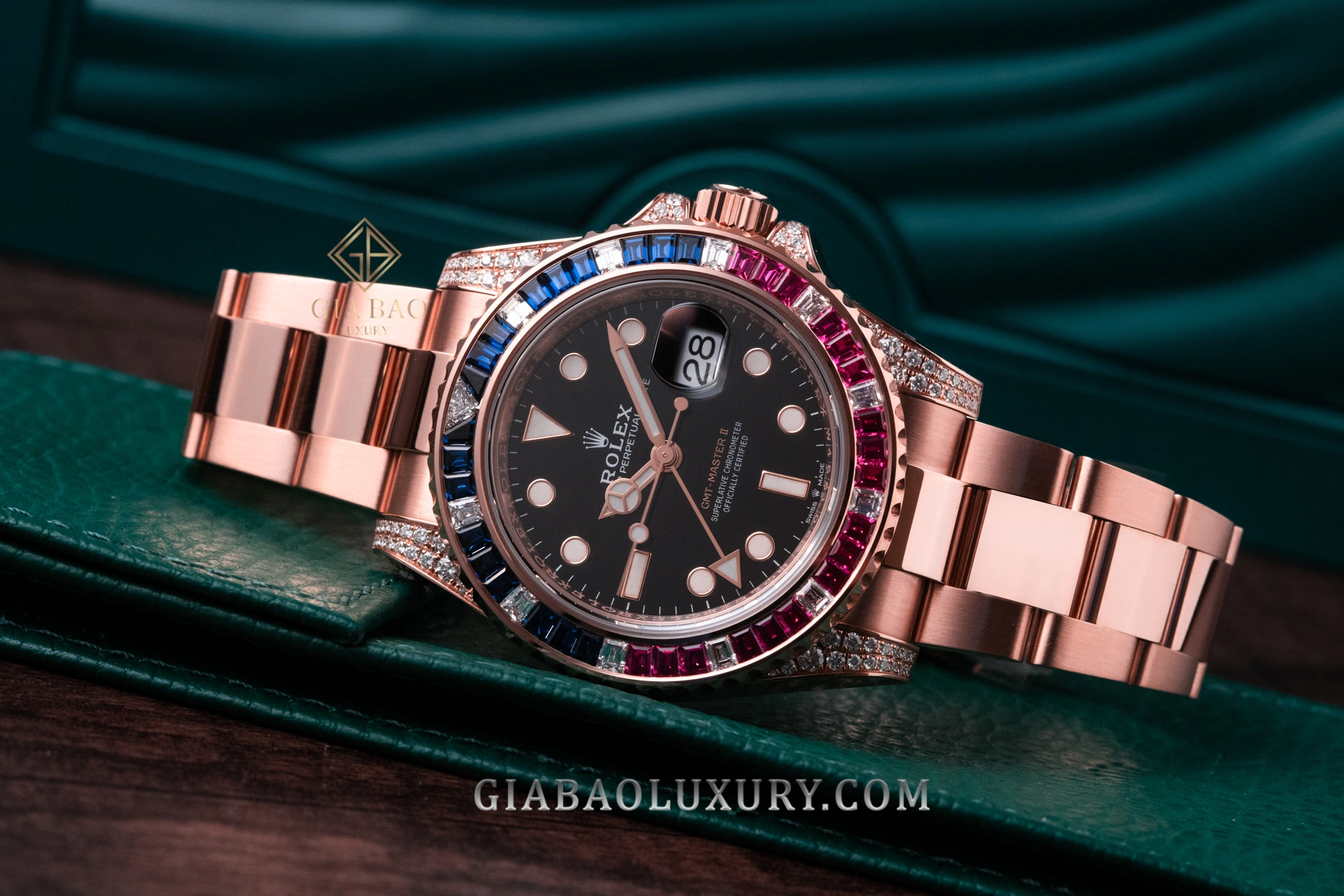 Rolex GMT-Master II 126755SARU: bezel ruby và sapphire theo hai vùng màu