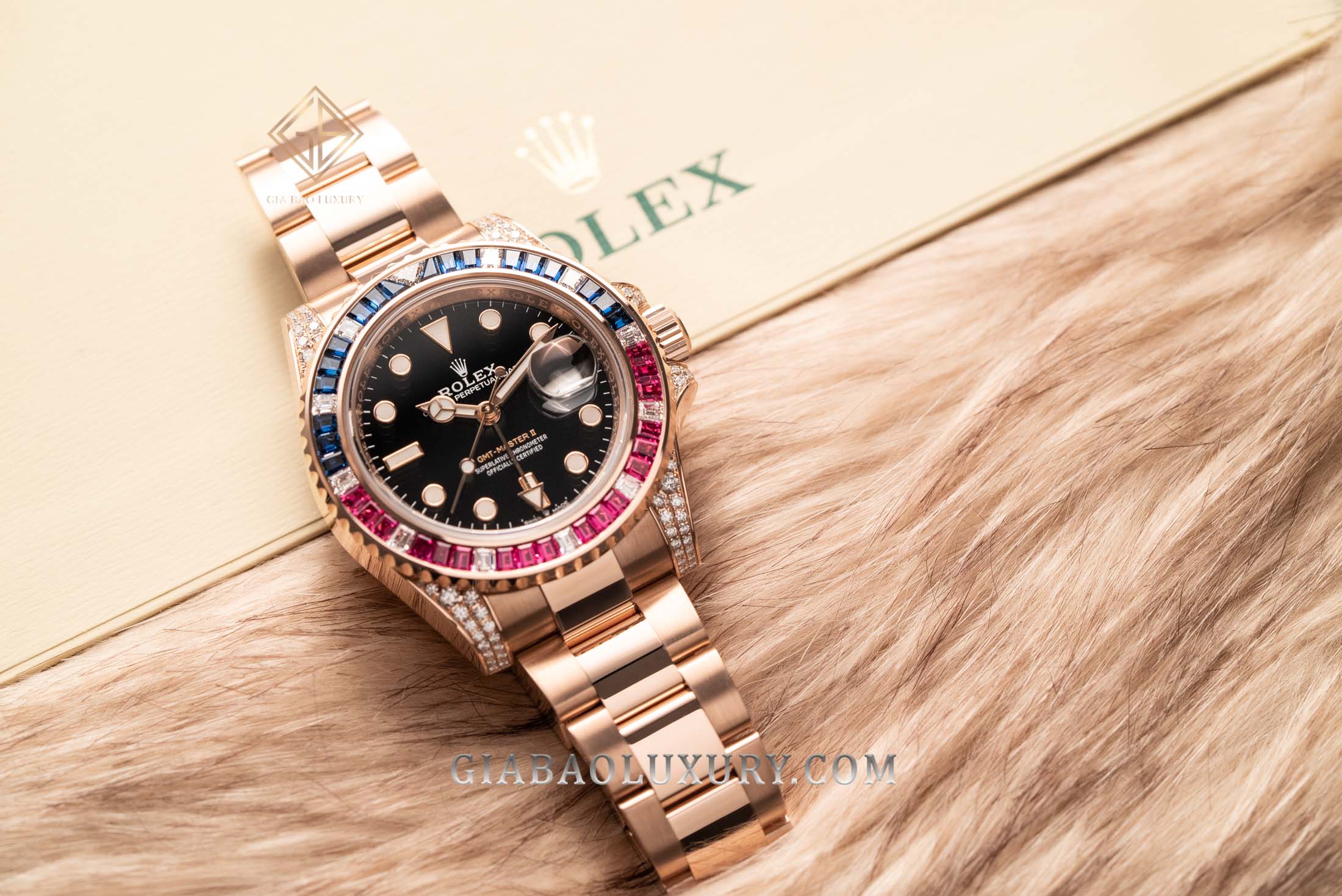 Rolex GMT-Master II 126755SARU: vỏ Everose gold cùng tai vỏ đính kim cương