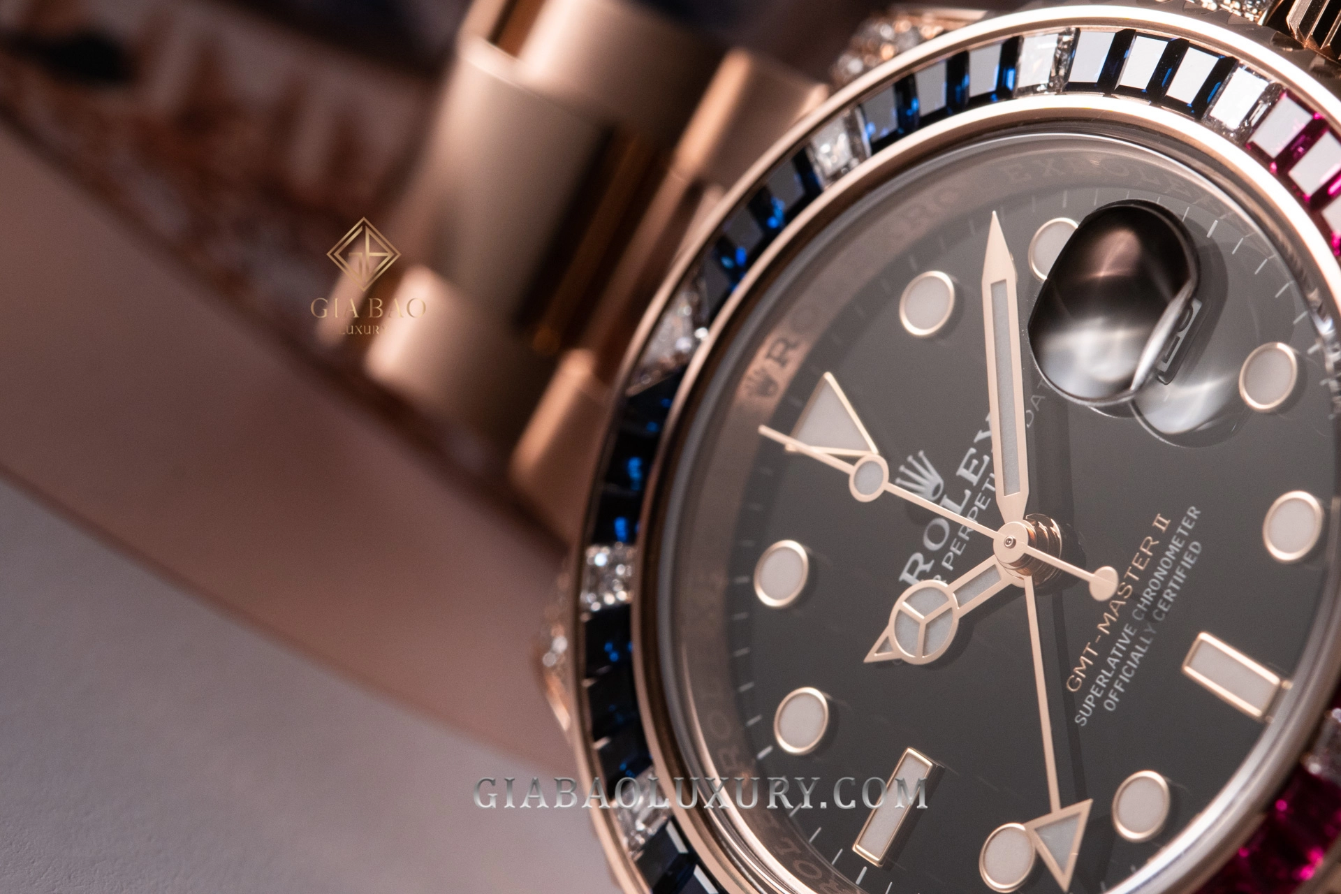 Rolex GMT-Master II 126755SARU: mặt số đen và kim GMT trên 126755SARU