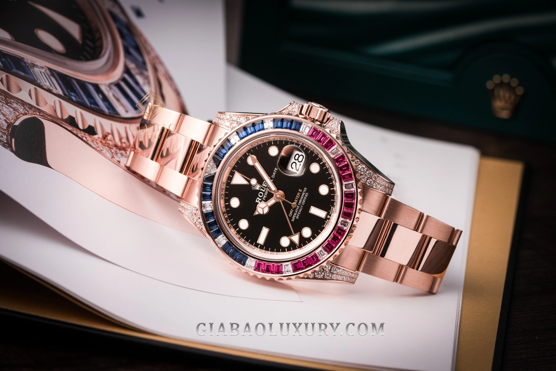 Rolex GMT-Master II 126755SARU: chi tiết kim cương baguette ở bezel SARU