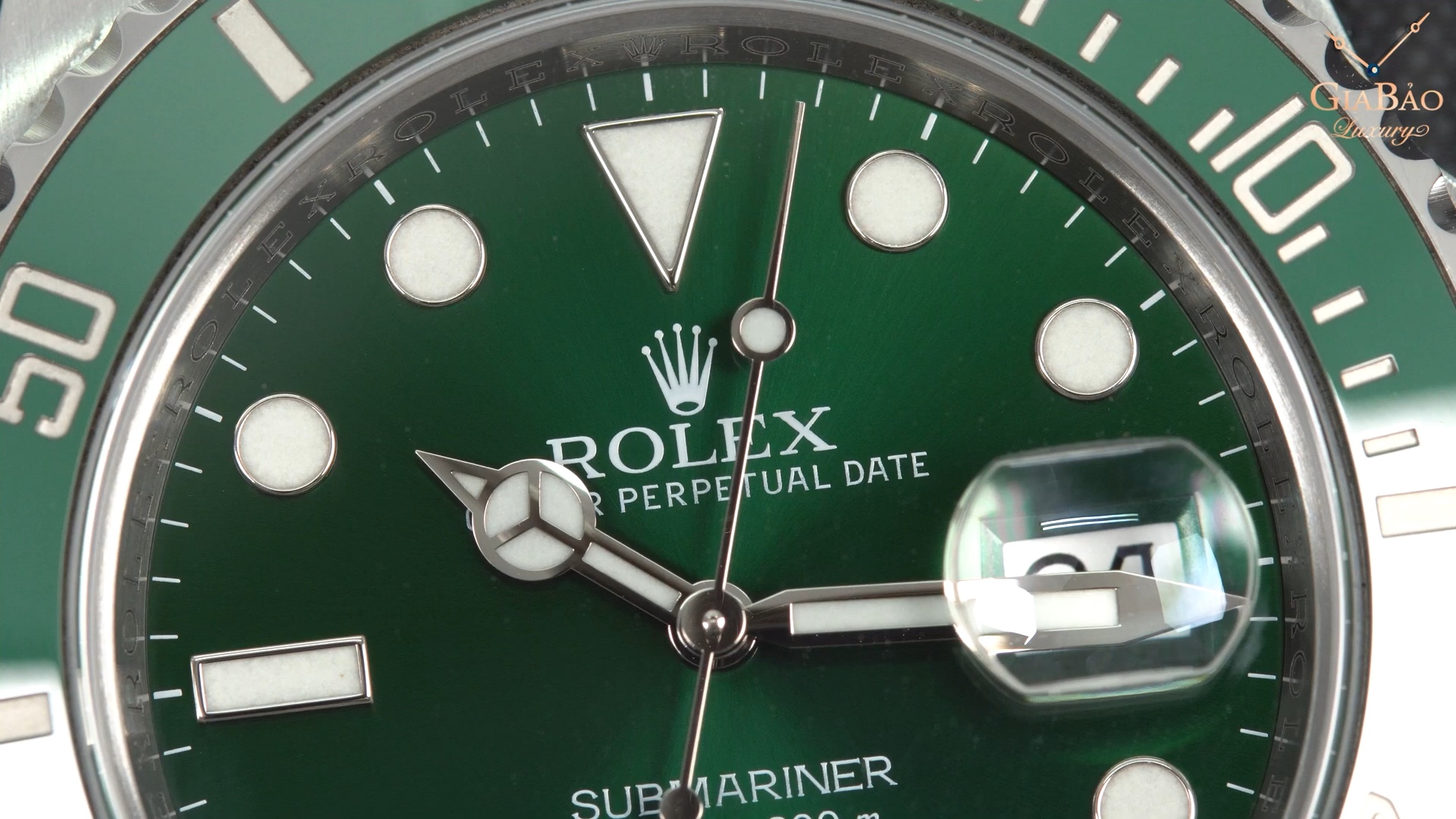 Mặt số xanh chải tia và kính Cyclops Rolex 116610LV