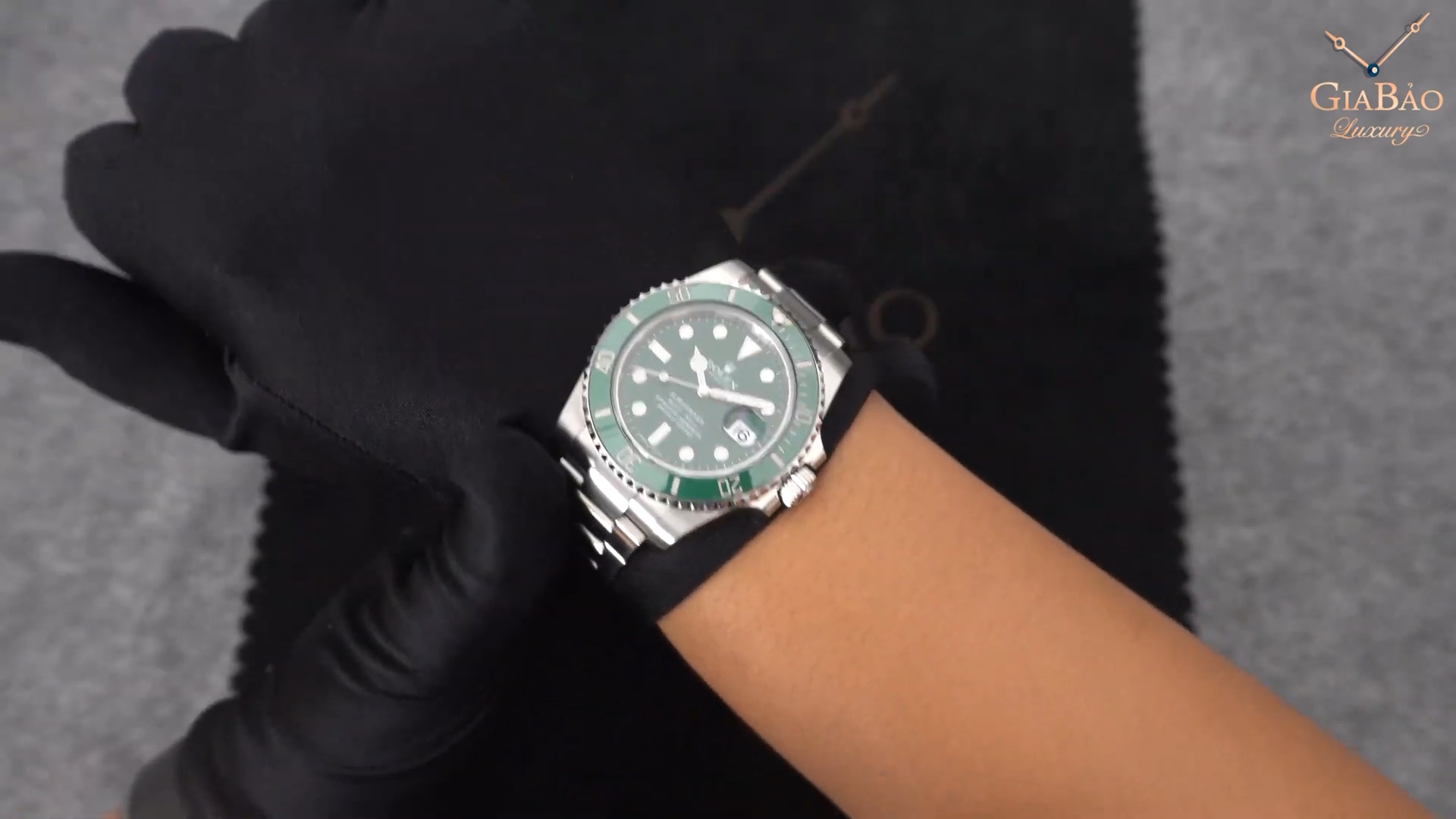 Rolex Hulk 116610LV trên cổ tay 16,7 cm