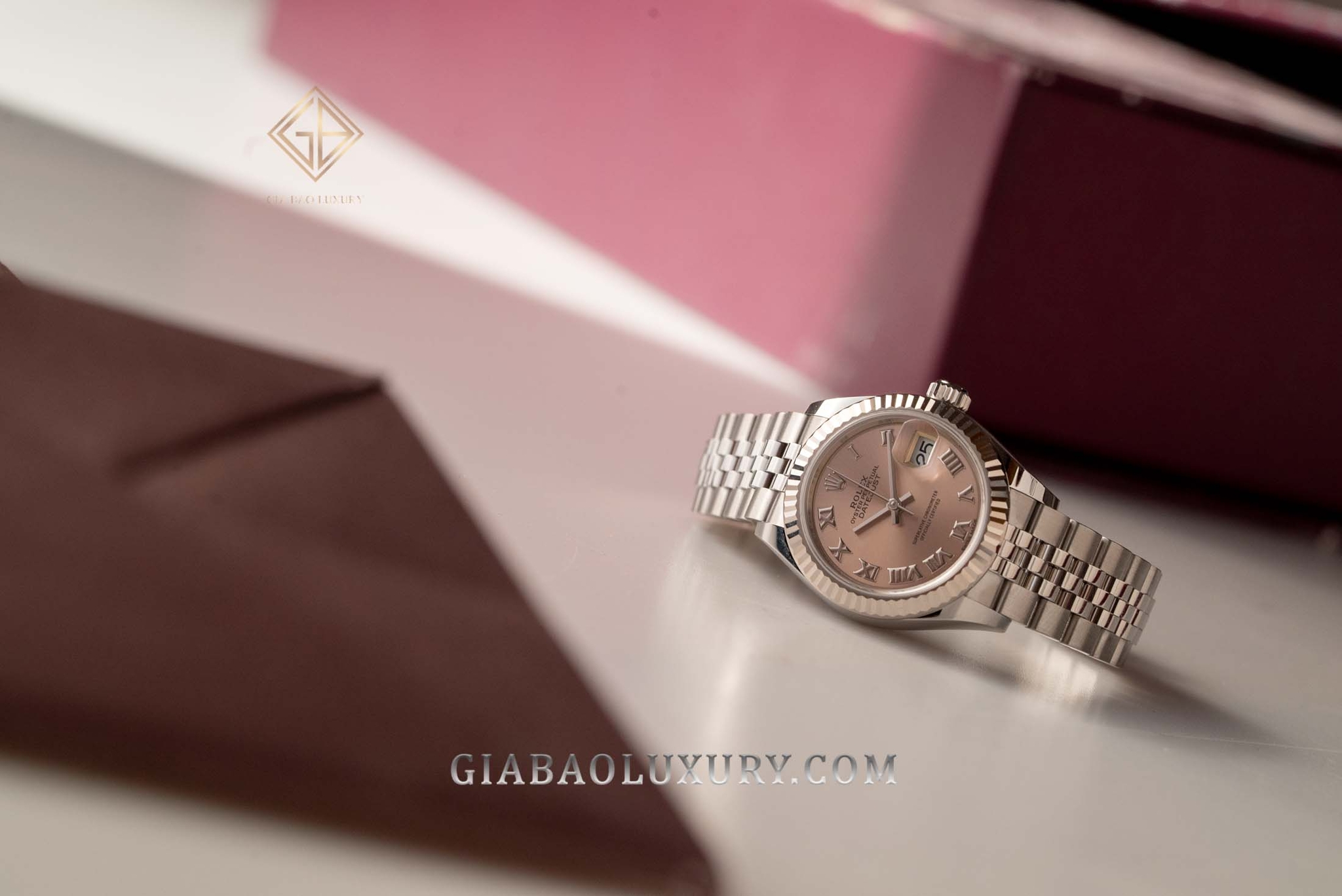 Rolex Lady-Datejust 28 mặt số hồng số La Mã, bezel khía và dây Jubilee