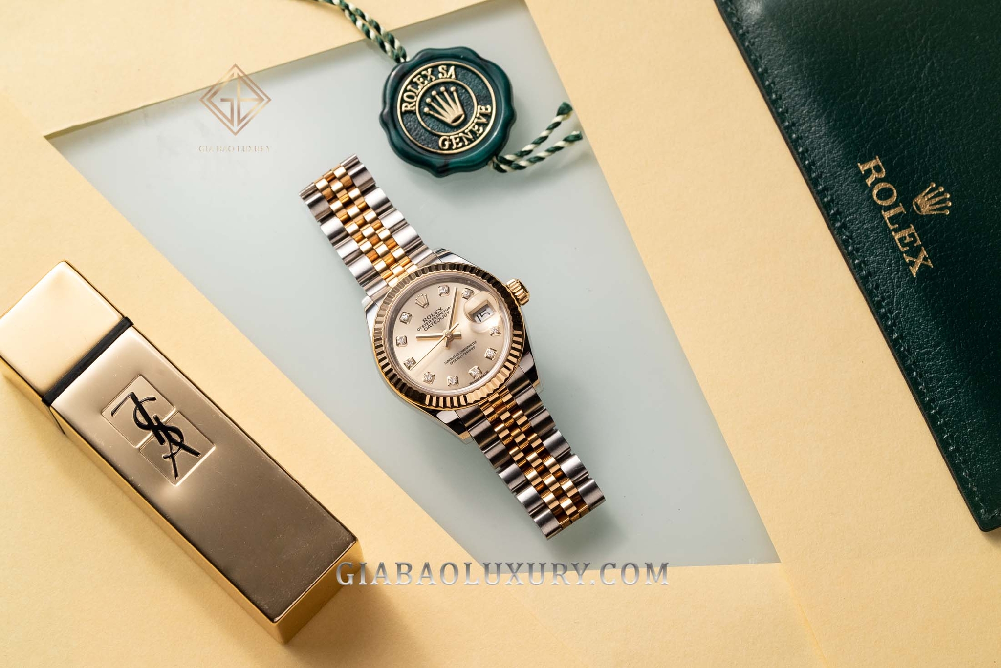 Rolex Lady-Datejust 28 Yellow Rolesor nhìn từ trên cạnh sổ Rolex và phụ kiện
