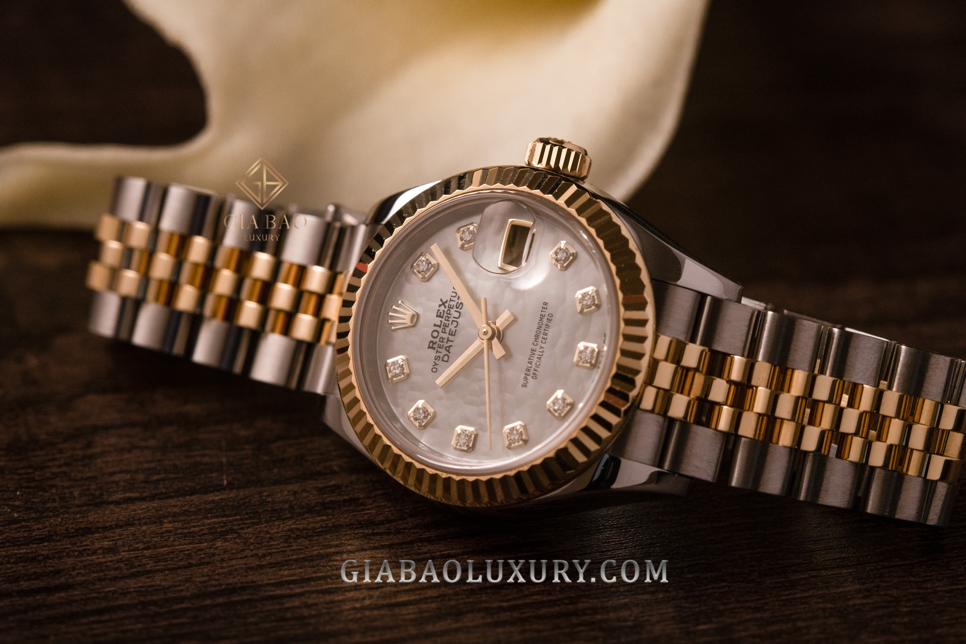 Rolex Lady-Datejust 28 Ref. 279173 Yellow Rolesor, mặt số xà cừ trắng cọc kim cương và dây Jubilee