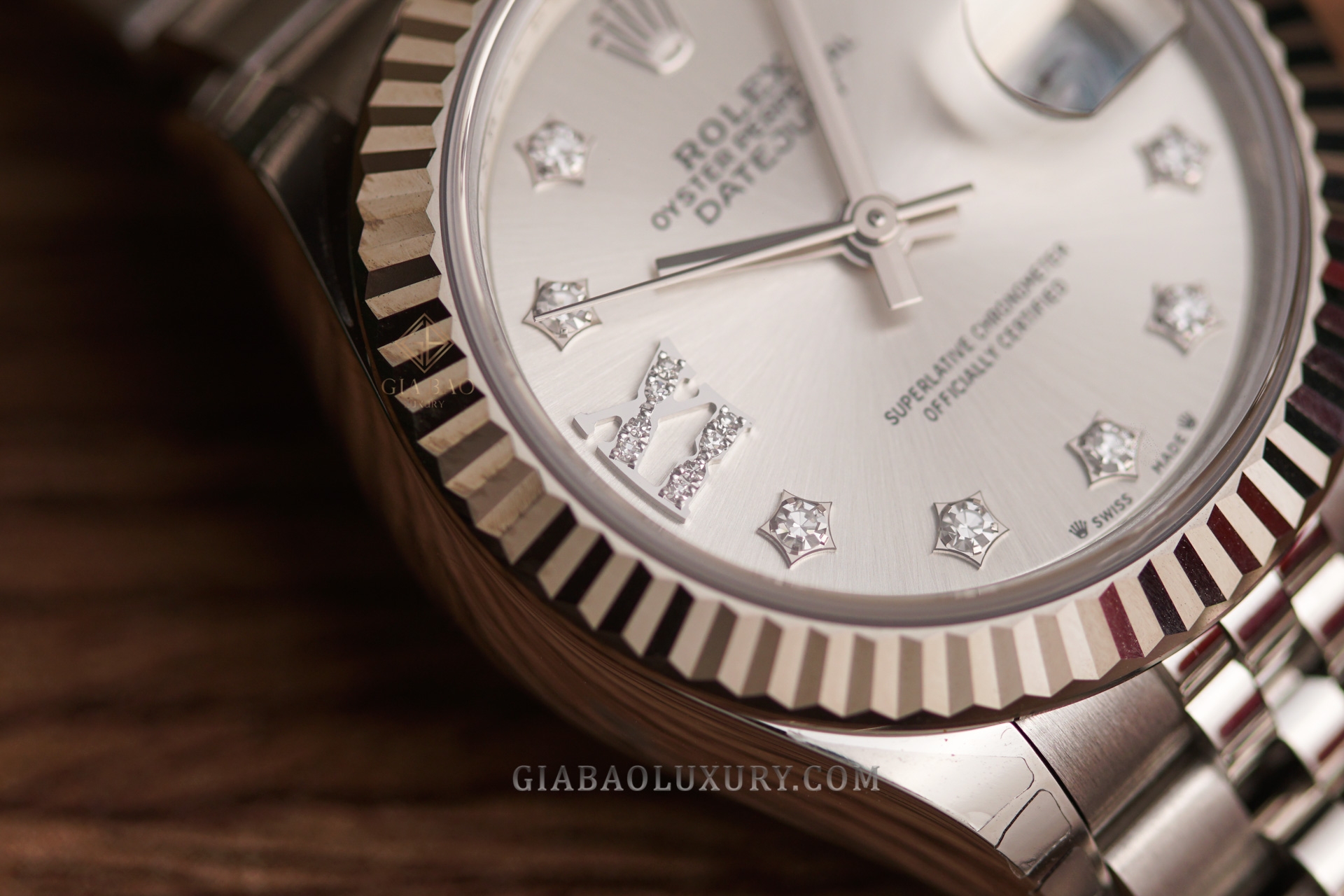 Cận cảnh bezel khía, cọc kim cương, kính sapphire và Cyclops của Rolex Lady-Datejust 28