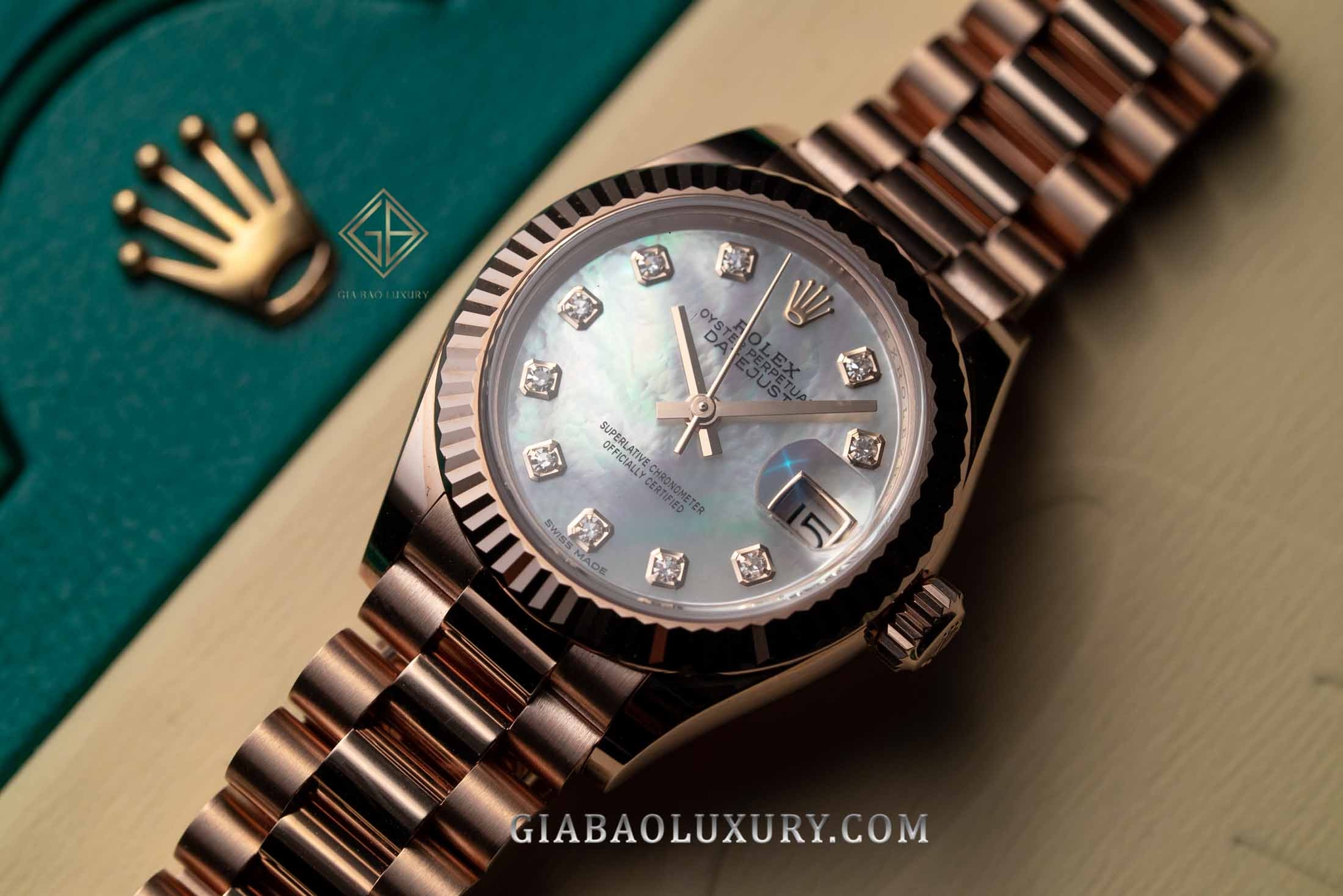 Rolex Lady-Datejust 28 mặt số xà cừ với bezel khía bằng vàng Everose