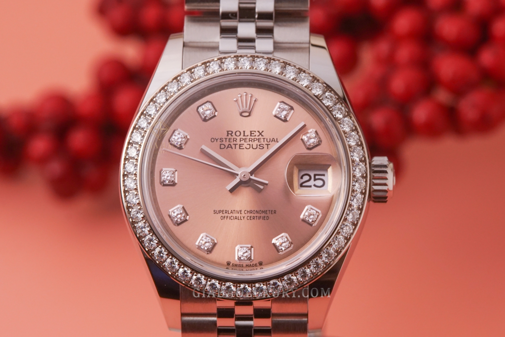 Rolex Lady-Datejust 28 mặt số hồng và bezel nạm kim cương nhìn chính diện
