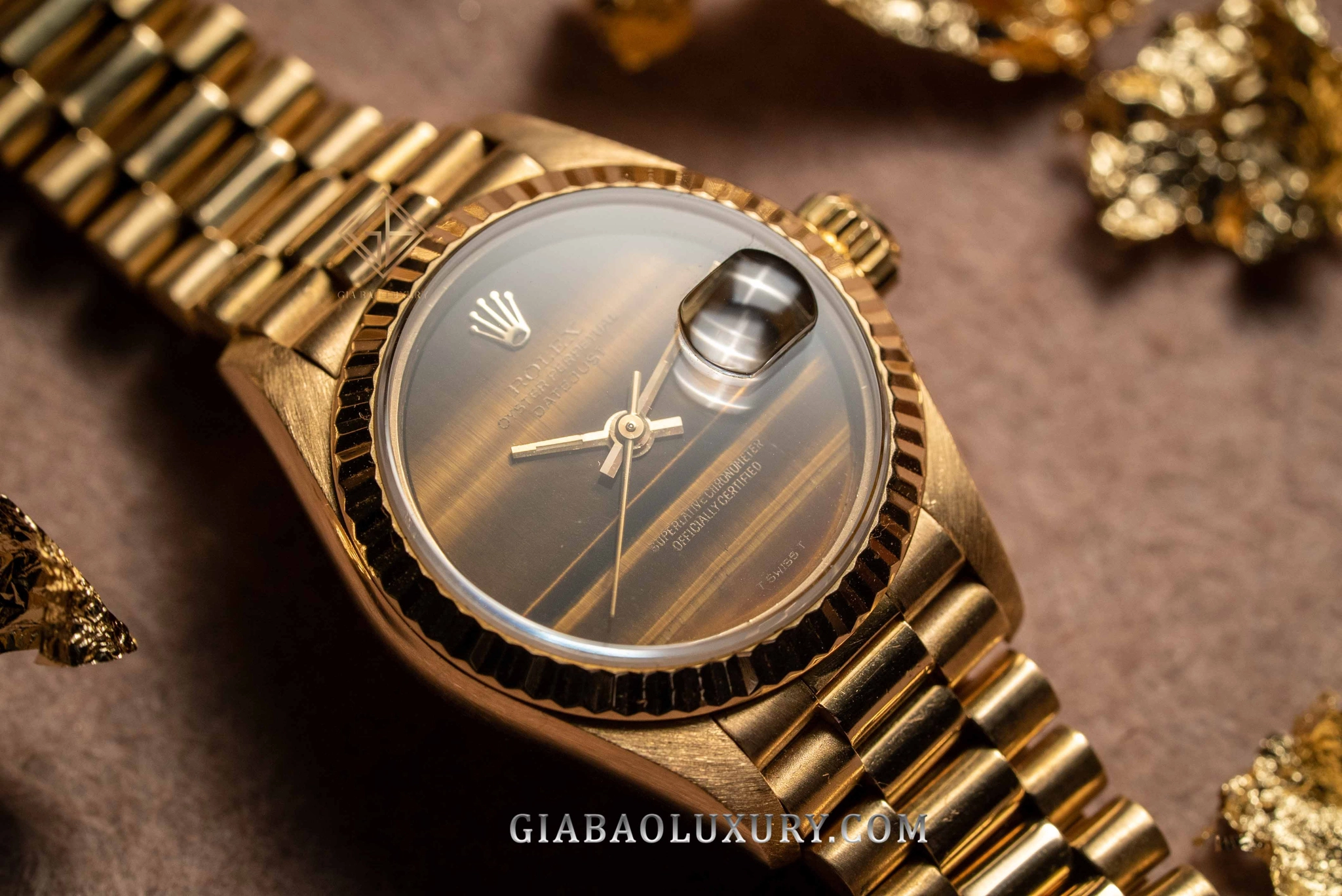 Rolex Lady-Datejust 69178 mặt số Tiger Eye: Bezel khía, kính Cyclops và lịch ngày tại 3 giờ
