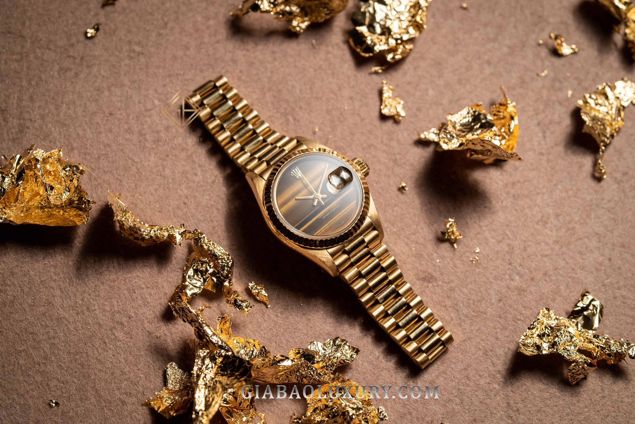 Rolex Lady-Datejust 69178 mặt số Tiger Eye: Lady-Datejust 69178 ở góc nghiêng cho thấy tỷ lệ 26 mm