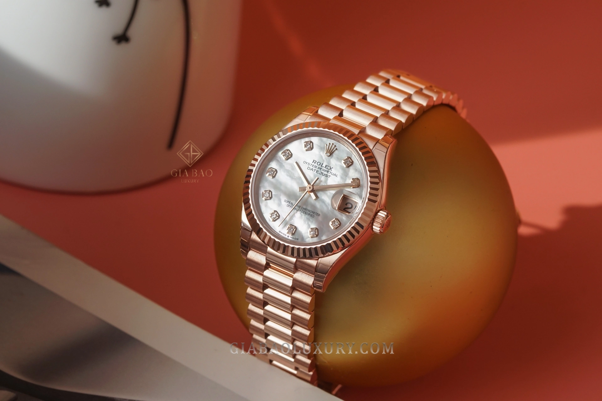 Rolex mặt số xà cừ: vật liệu, cấu hình và cách đánh giá: Datejust Everose với mặt số xà cừ trắng và cọc kim cương