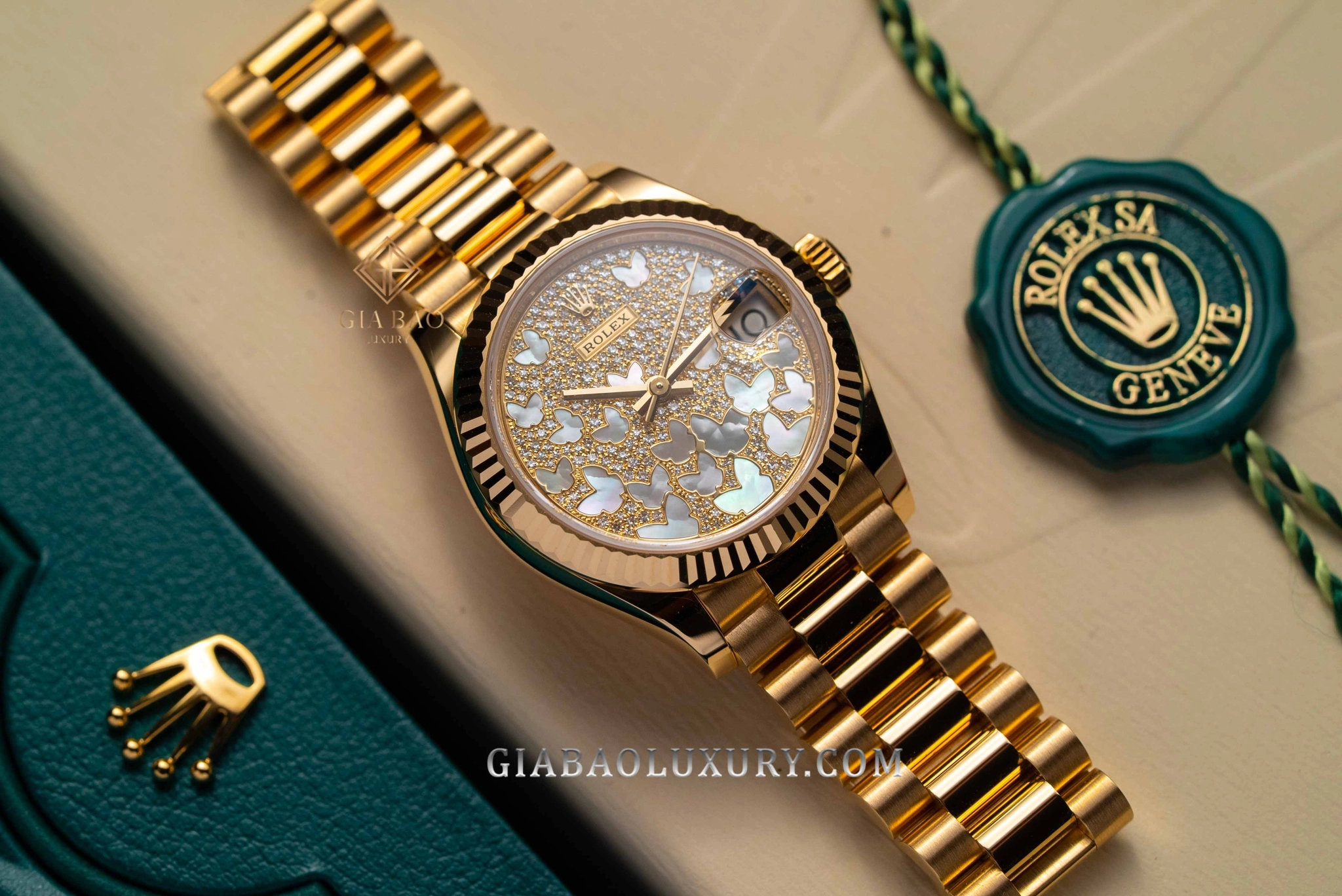 Rolex Datejust vàng vàng với mặt số pavé kim cương, họa tiết bướm khảm xà cừ và bezel khía