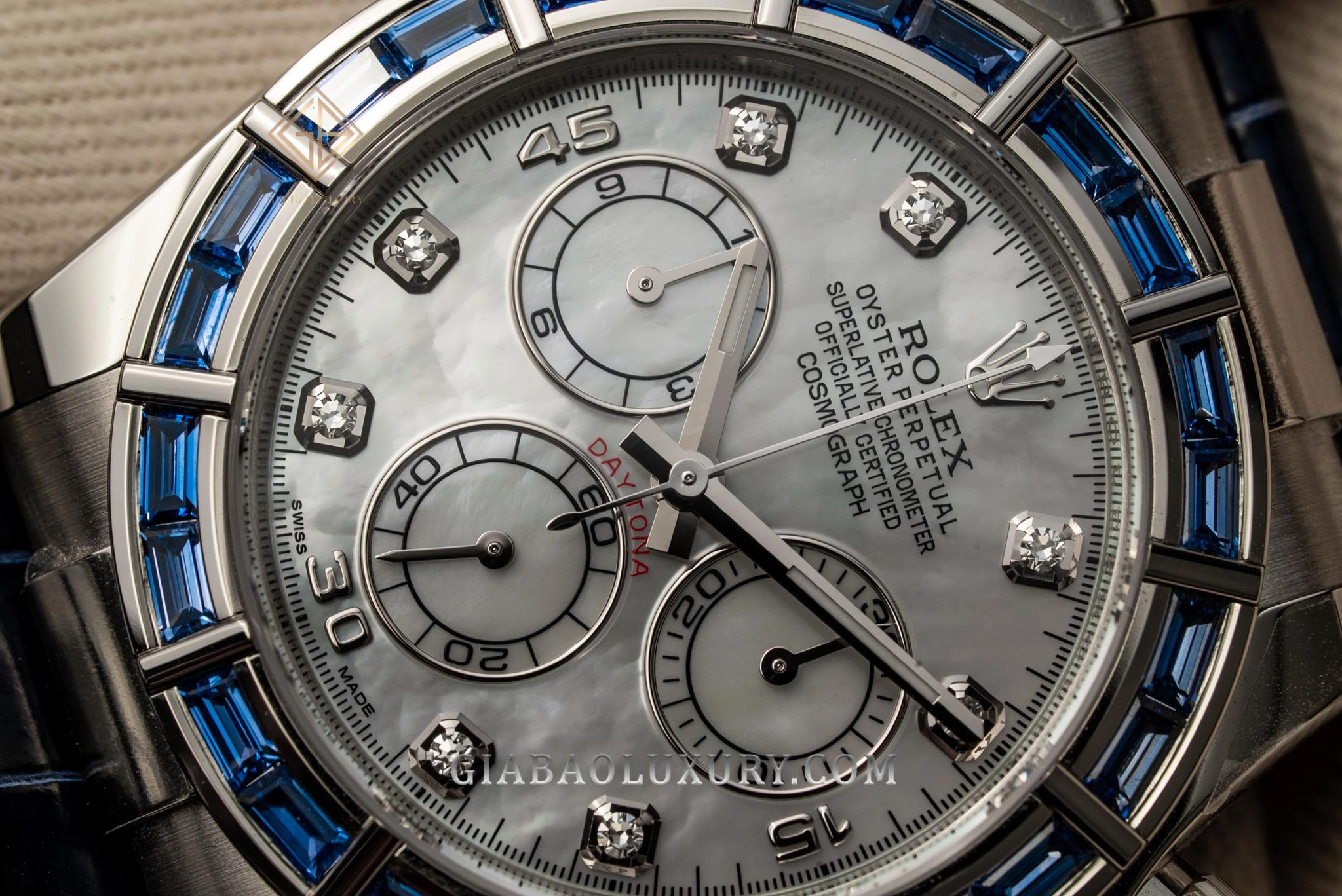 Cận cảnh Rolex Cosmograph Daytona mặt số xà cừ, cọc kim cương và bezel sapphire baguette xanh