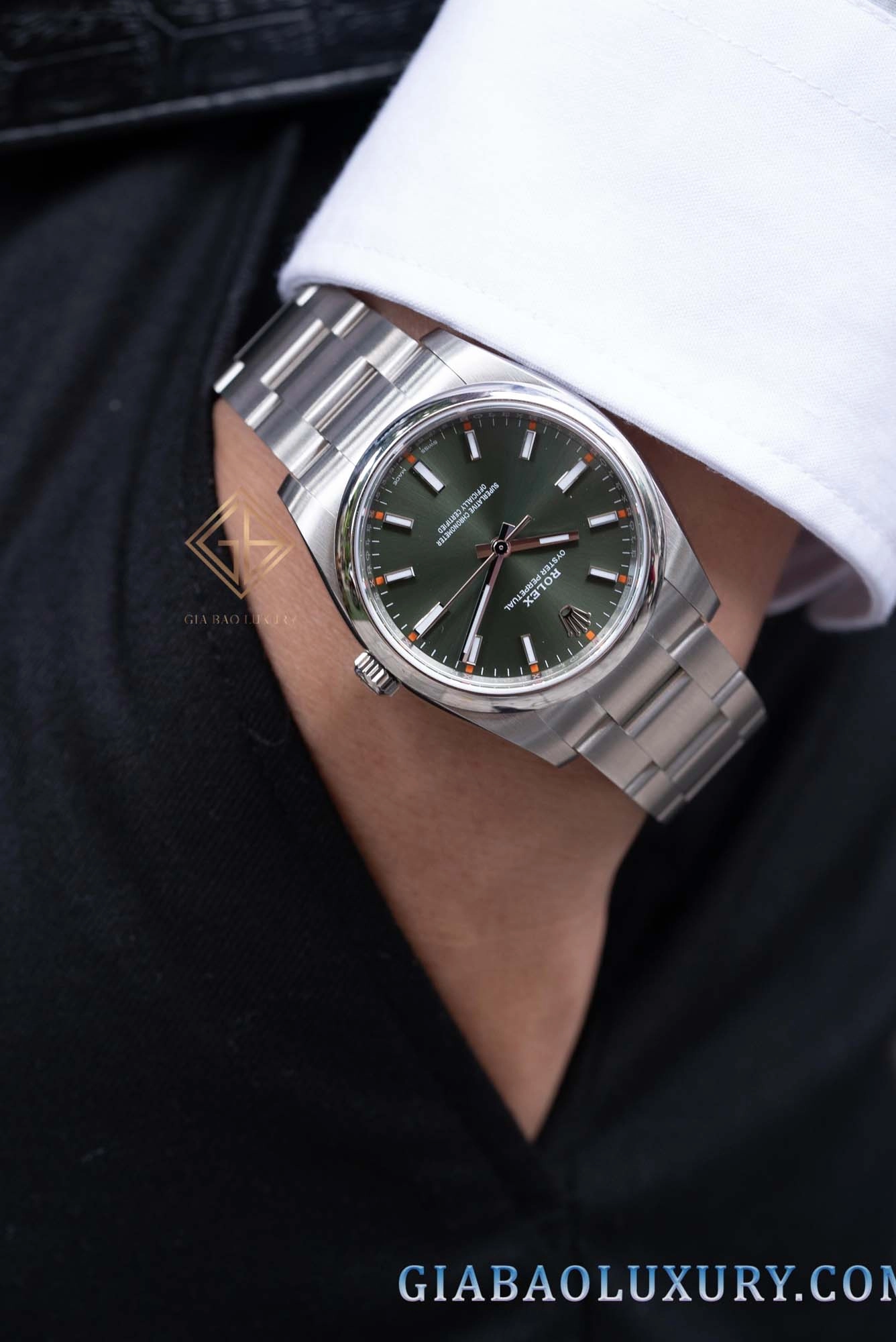 Rolex Oyster Perpetual 34 Ref. 114200: tỷ lệ vỏ 34 mm khi mặc cùng sơ mi