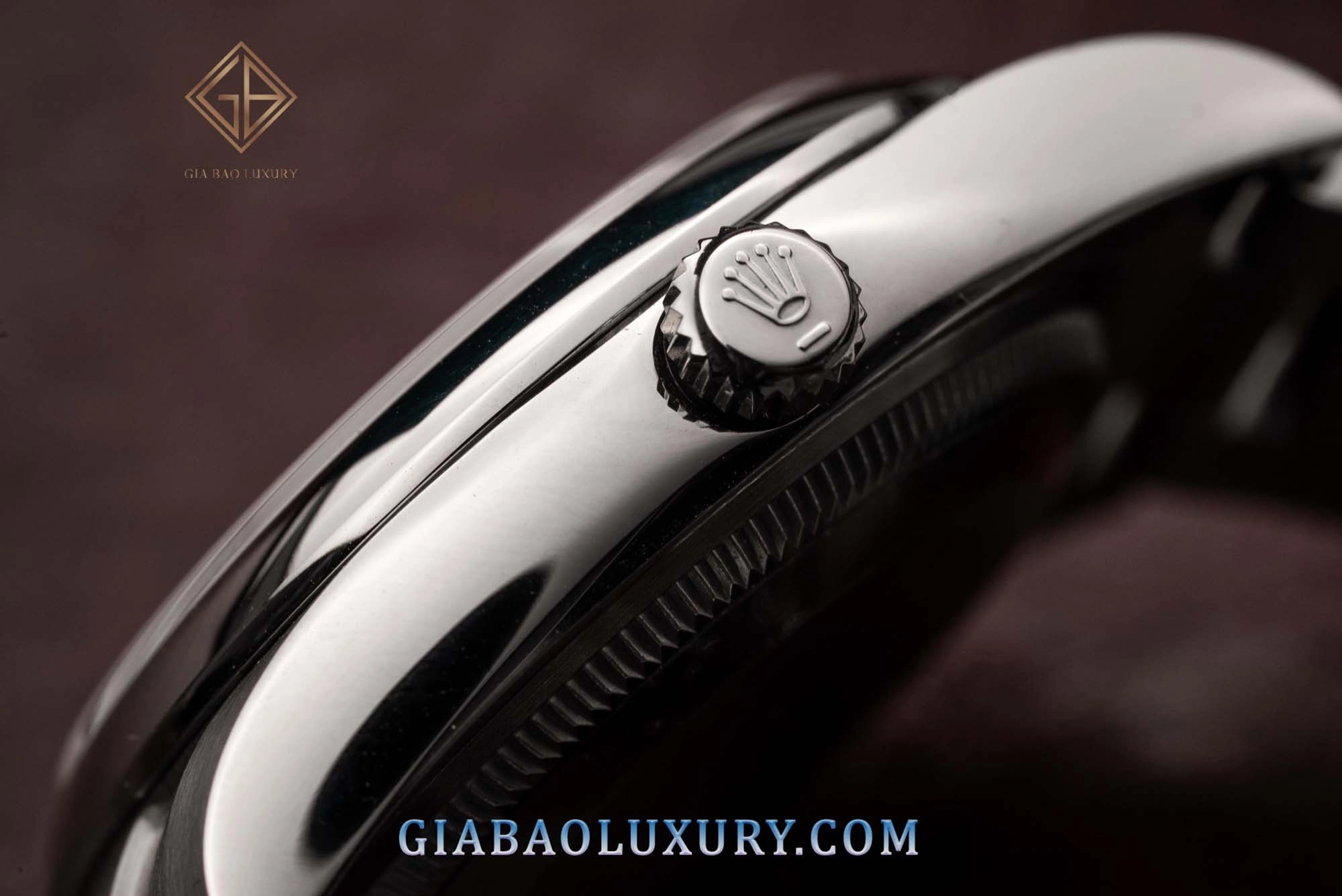 Rolex Oyster Perpetual 34 Ref. 114200: cạnh vỏ Oyster và vành trơn