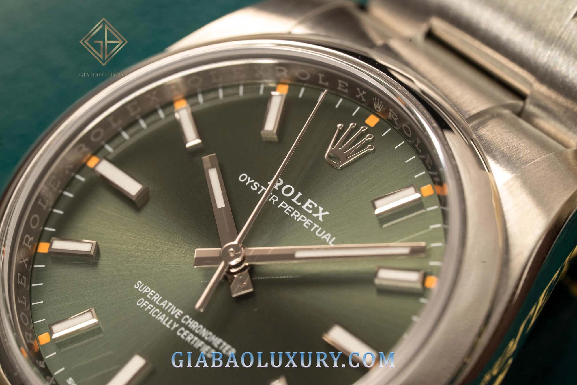 Rolex Oyster Perpetual 34 Ref. 114200: mặt số xanh olive với điểm nhấn màu cam