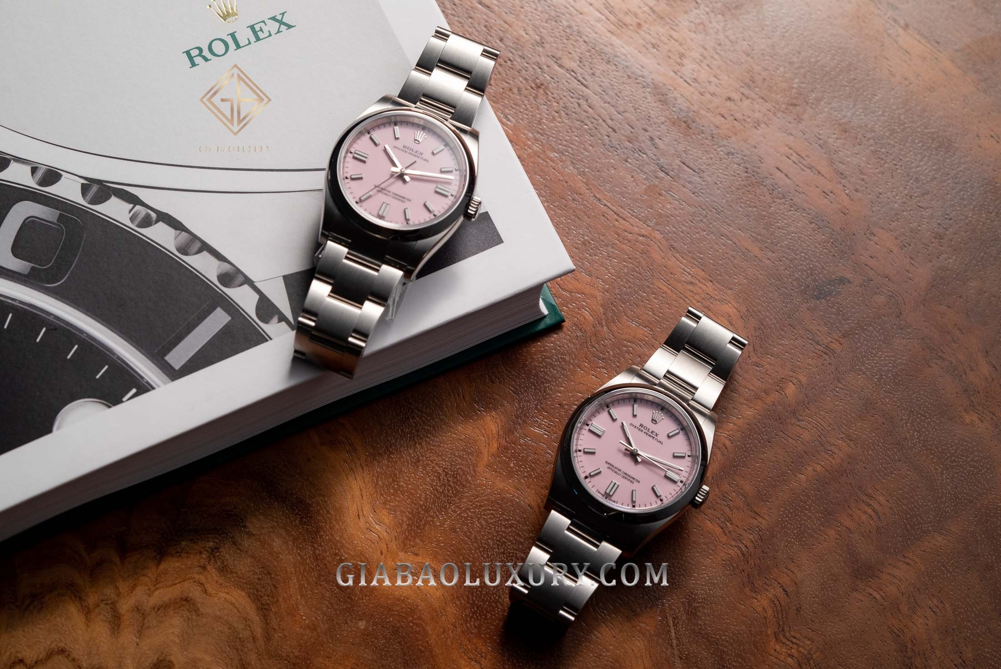 Rolex Oyster Perpetual 36 Ref. 126000 mặt hồng: Hai chiếc Oyster Perpetual 36 mặt Candy pink