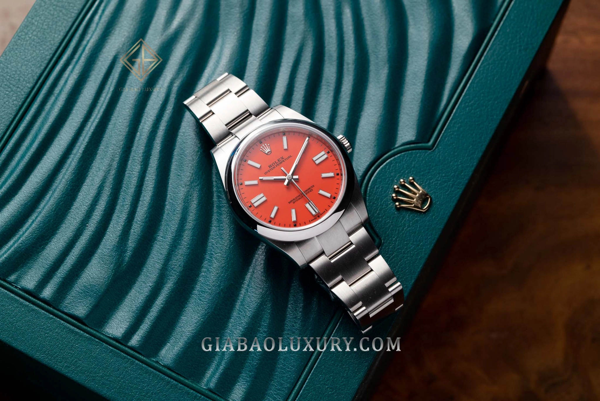 Rolex Oyster Perpetual 41 Ref. 124300 và các mặt số màu: Oyster Perpetual 41 mặt đỏ san hô trên nền xanh