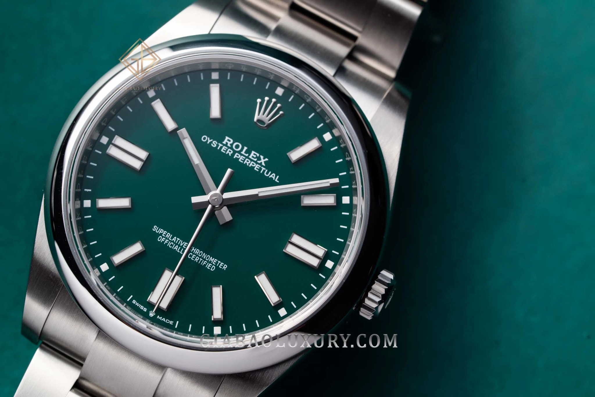 Rolex Oyster Perpetual 41 Ref. 124300 và các mặt số màu: cận cảnh mặt số xanh của Oyster Perpetual 41