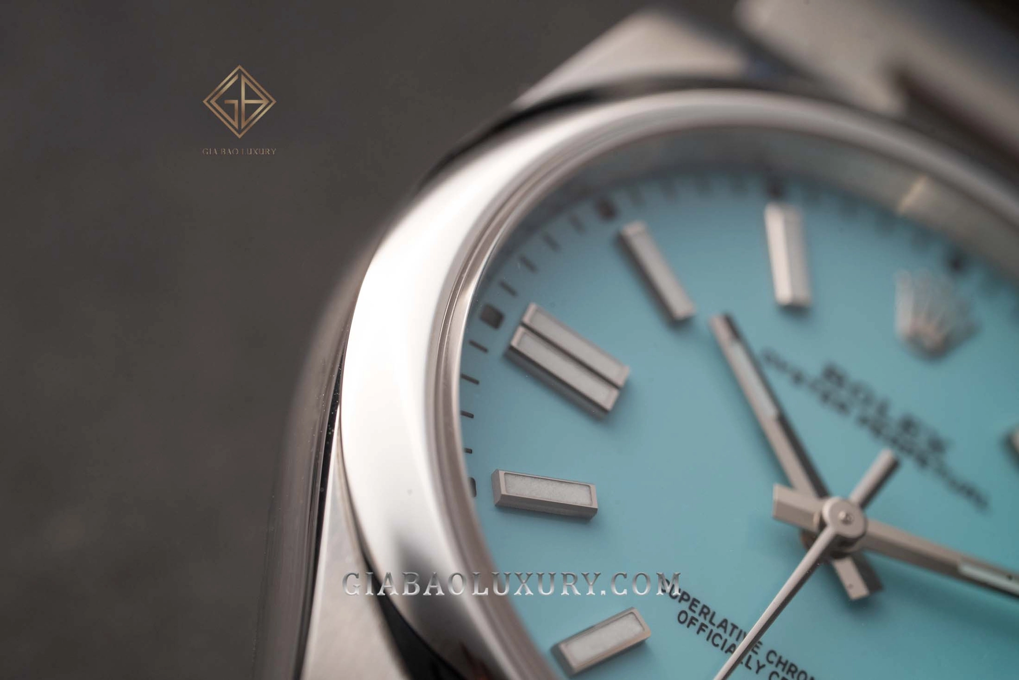 Rolex Oyster Perpetual 41 Ref. 124300 và các mặt số màu: Oyster Perpetual 41 mặt xanh ngọc nhìn từ góc nghiêng