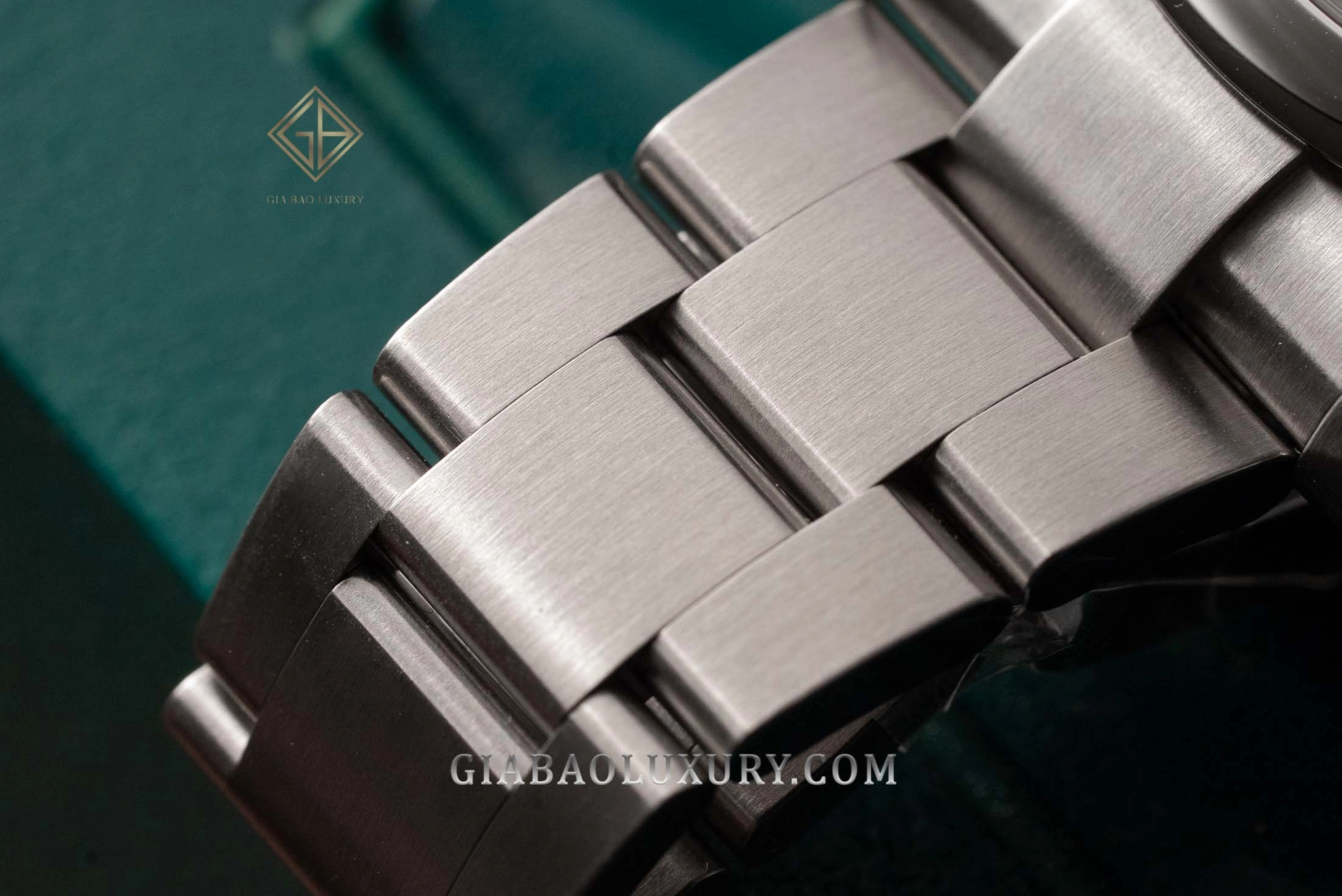 Rolex Oyster Perpetual 41 Ref. 124300 và các mặt số màu: bề mặt chải xước trên dây Oyster