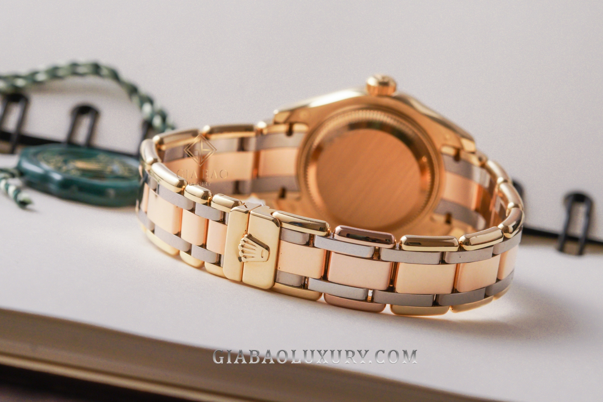 Rolex Pearlmaster 29 Ref. 80318: tỷ lệ, dây và calibre 2235: mặt sau vỏ Oyster và dây đeo