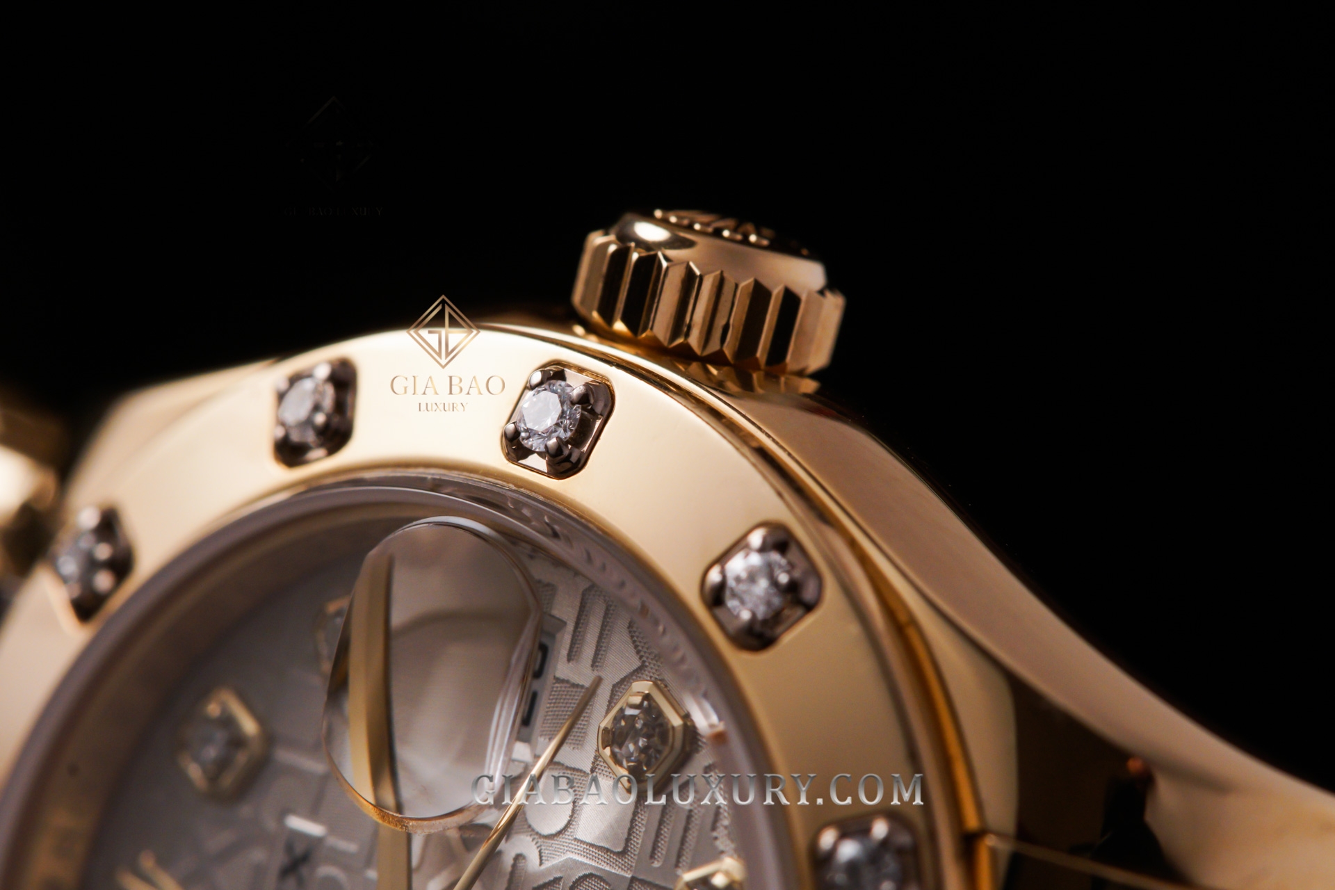 Rolex Pearlmaster 29 Ref. 80318: tỷ lệ, dây và calibre 2235: núm Twinlock cùng cạnh vỏ vàng