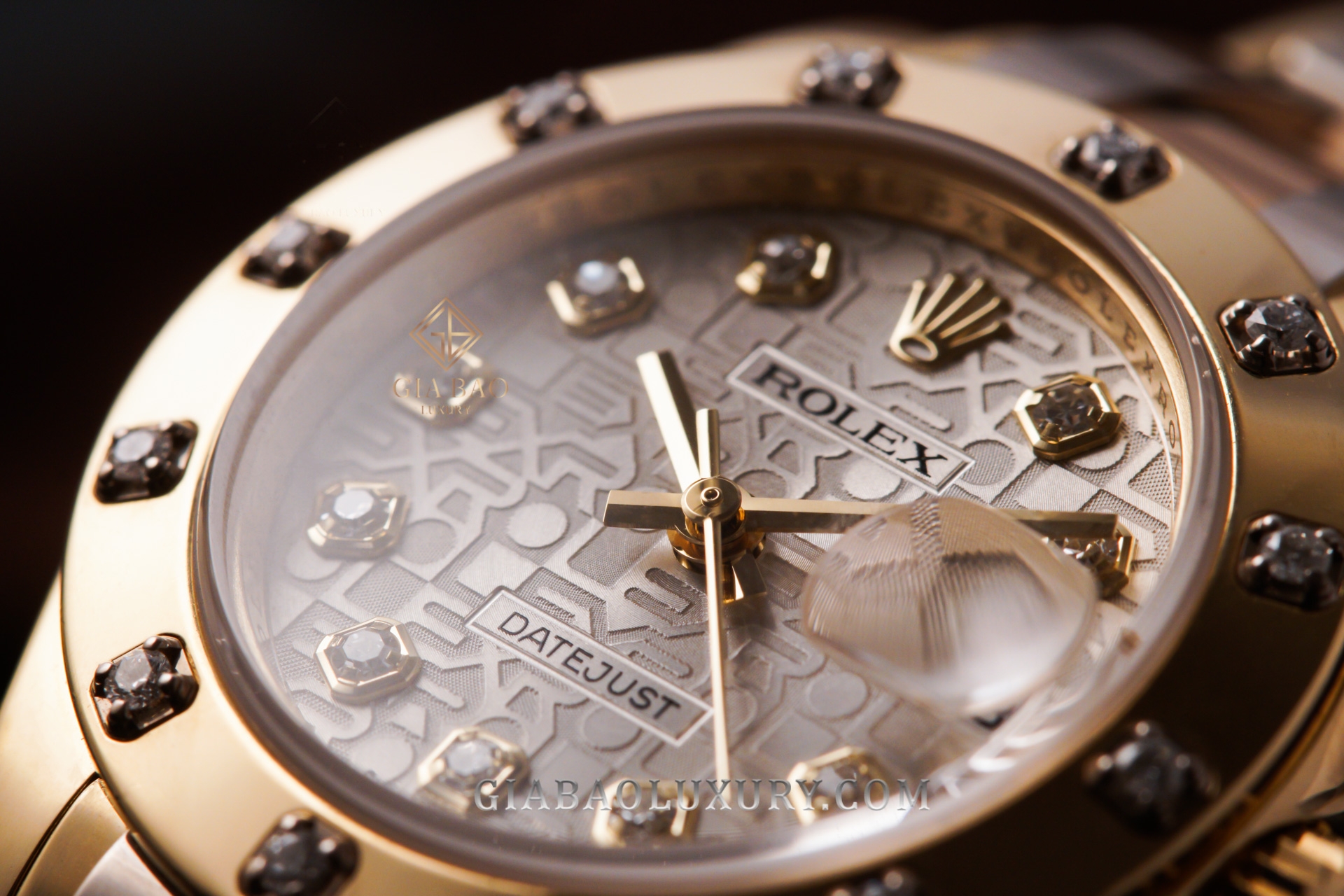 Rolex Pearlmaster 29 Ref. 80318: tỷ lệ, dây và calibre 2235: mặt số đính đá và cửa sổ ngày có Cyclops