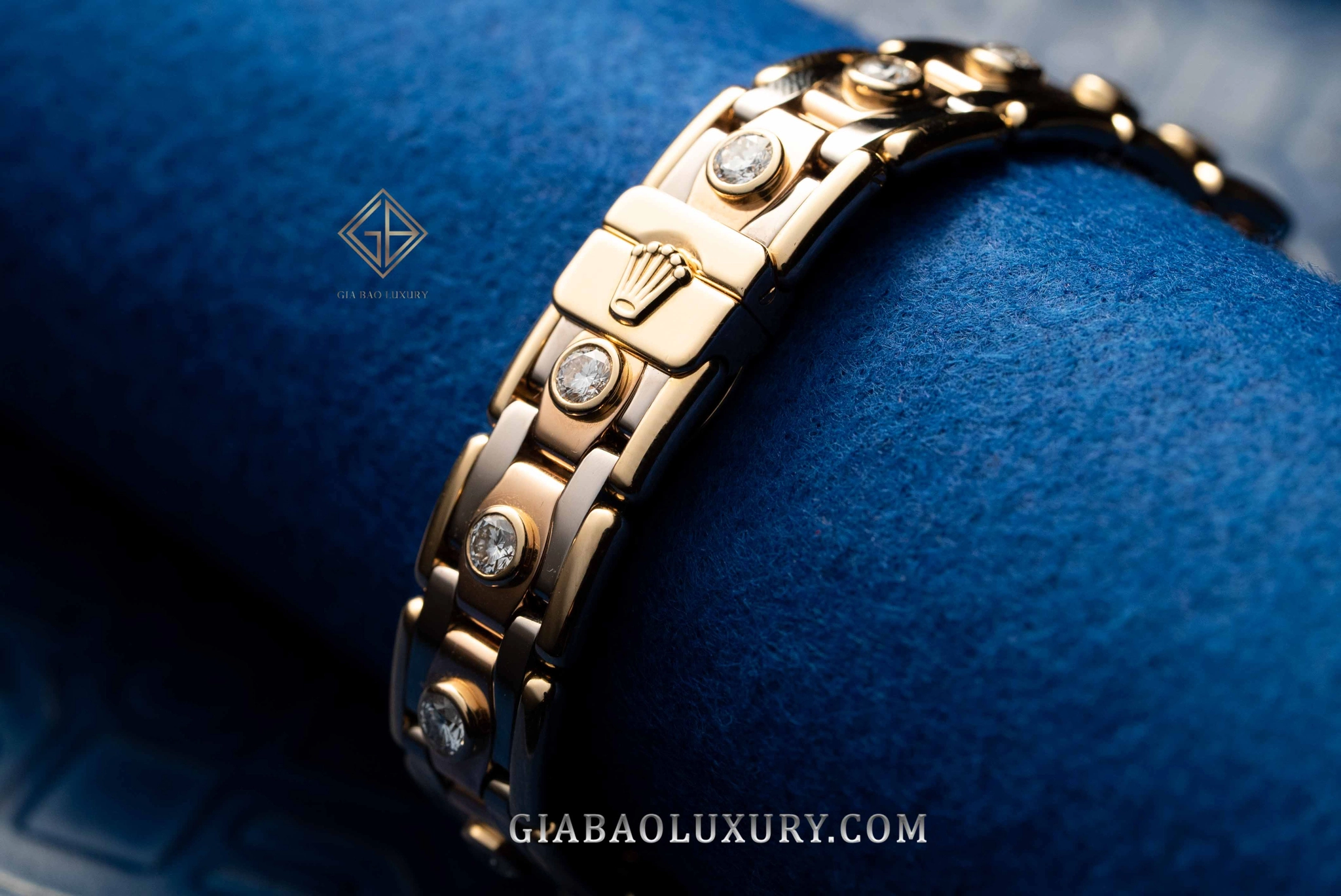 Rolex Pearlmaster 80298 mặt số xà cừ: Mặt số xà cừ của Pearlmaster 80298 dưới ánh sáng xiên