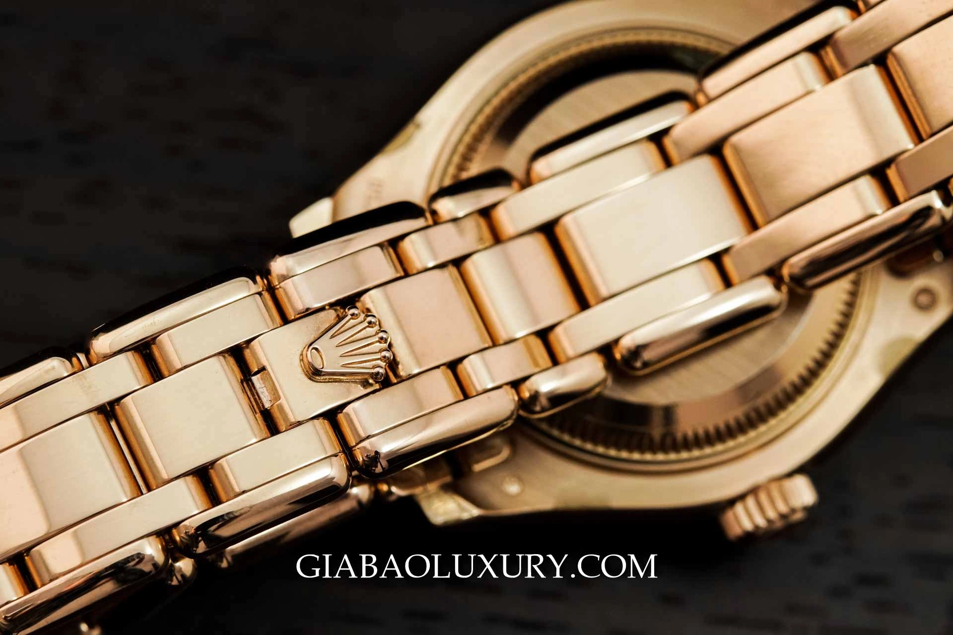 Rolex Pearlmaster 80298 mặt số xà cừ: Mười cọc kim cương trên mặt số xà cừ