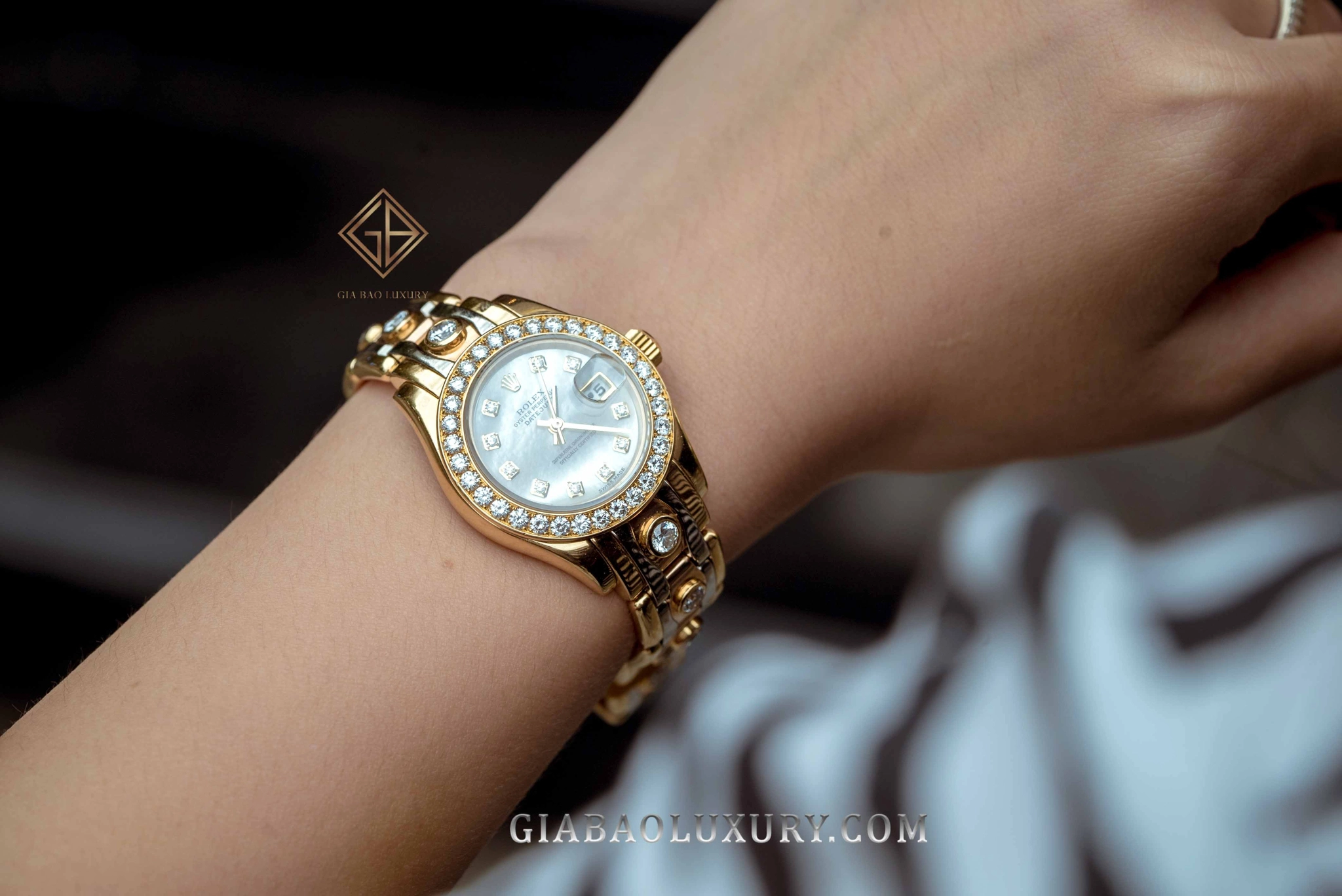 Rolex Pearlmaster 80298 mặt số xà cừ: Dây Pearlmaster năm mắt với ba màu vàng