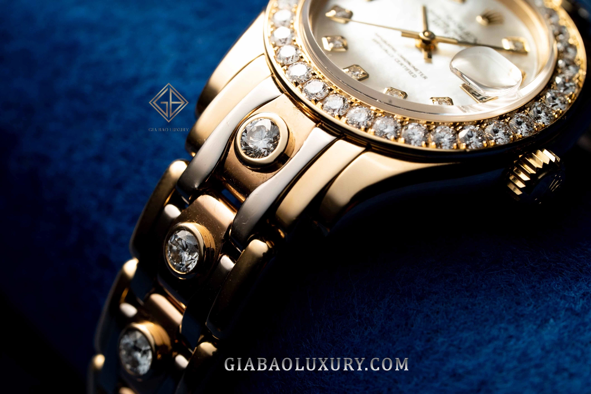 Rolex Pearlmaster 80298 mặt số xà cừ: Kim cương trên hàng mắt giữa của dây