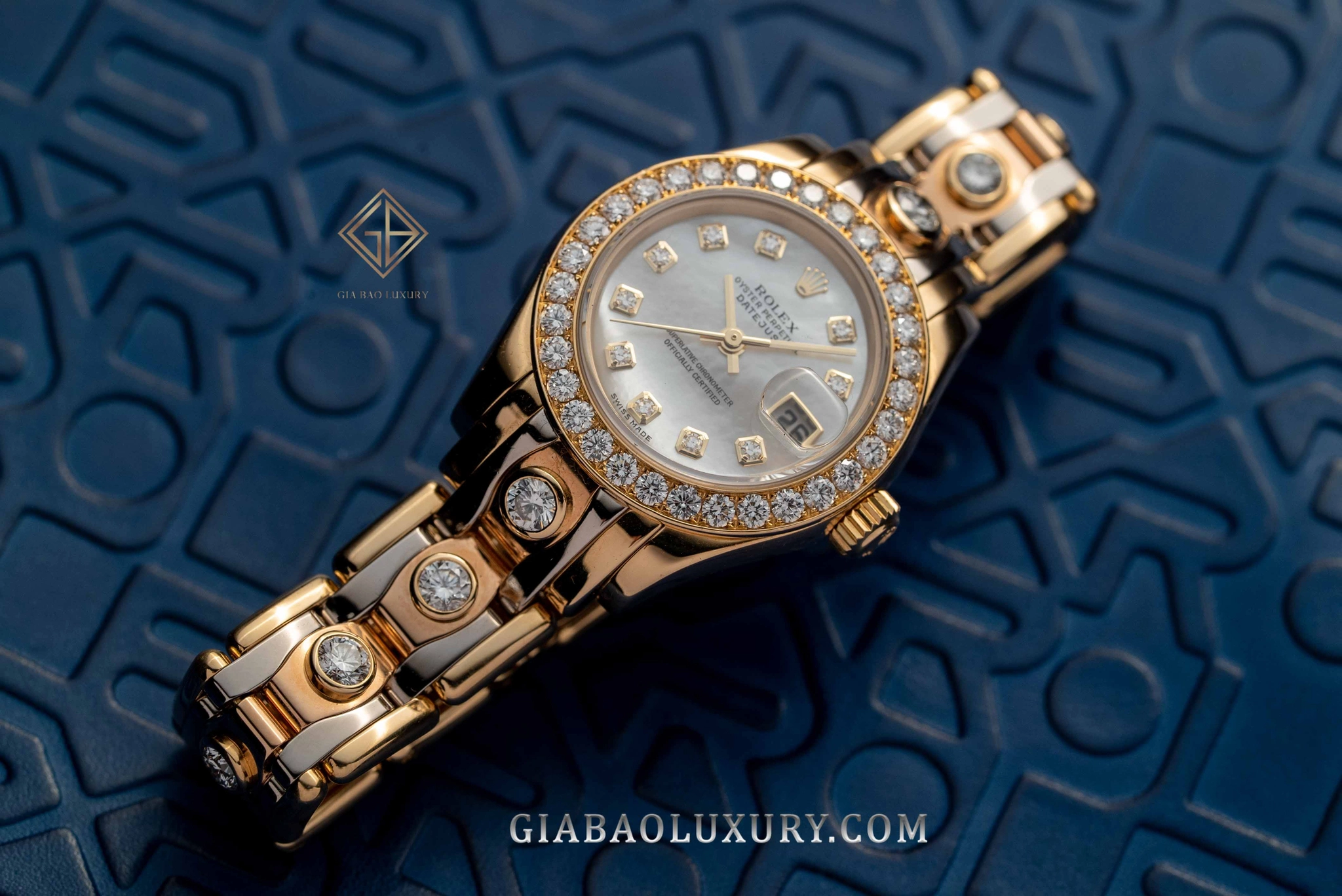 Rolex Pearlmaster 80298 mặt số xà cừ: Pearlmaster 80298 nhìn nghiêng trên cổ tay