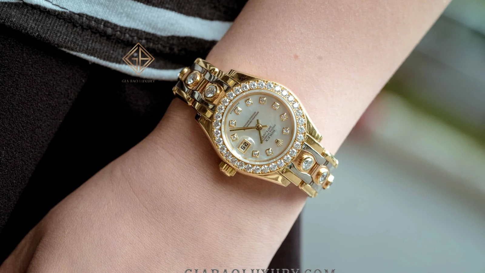 Rolex Pearlmaster 80298 mặt số xà cừ