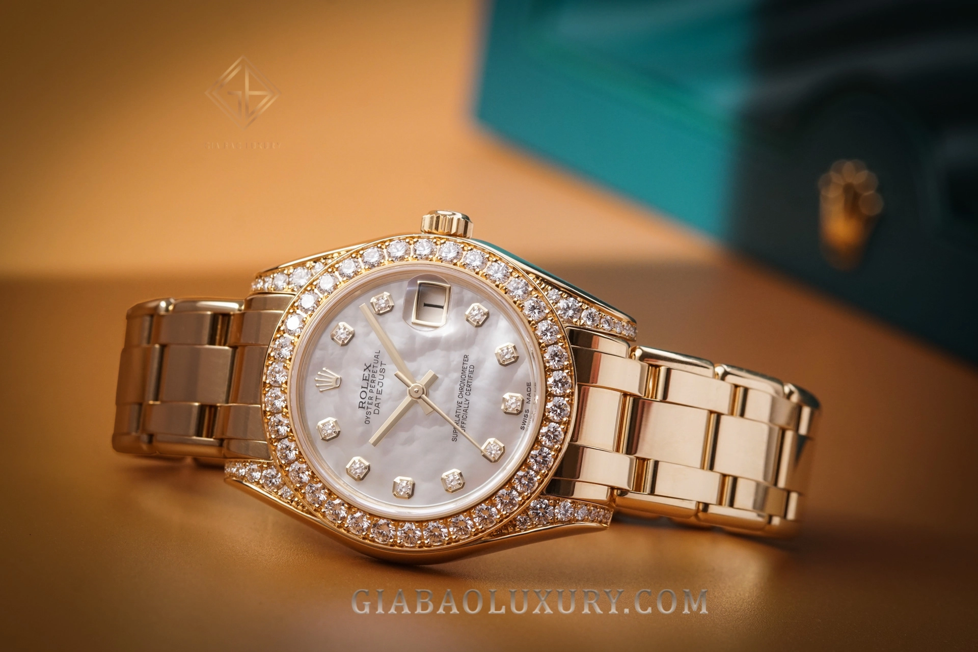 Rolex đính đá: Pearlmaster, Day-Date và Lady-Datejust: Rolex Pearlmaster 81158 với vành và cọc giờ đính đá