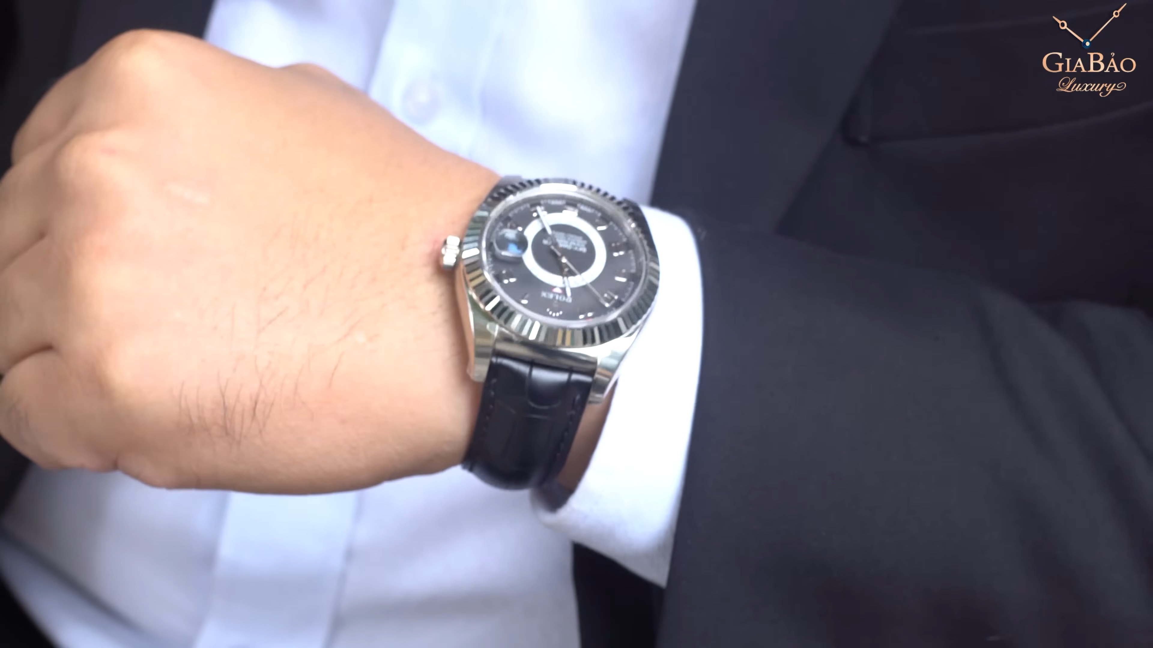 Rolex Sky-Dweller 326139 trên cổ tay khoảng 16,7 cm