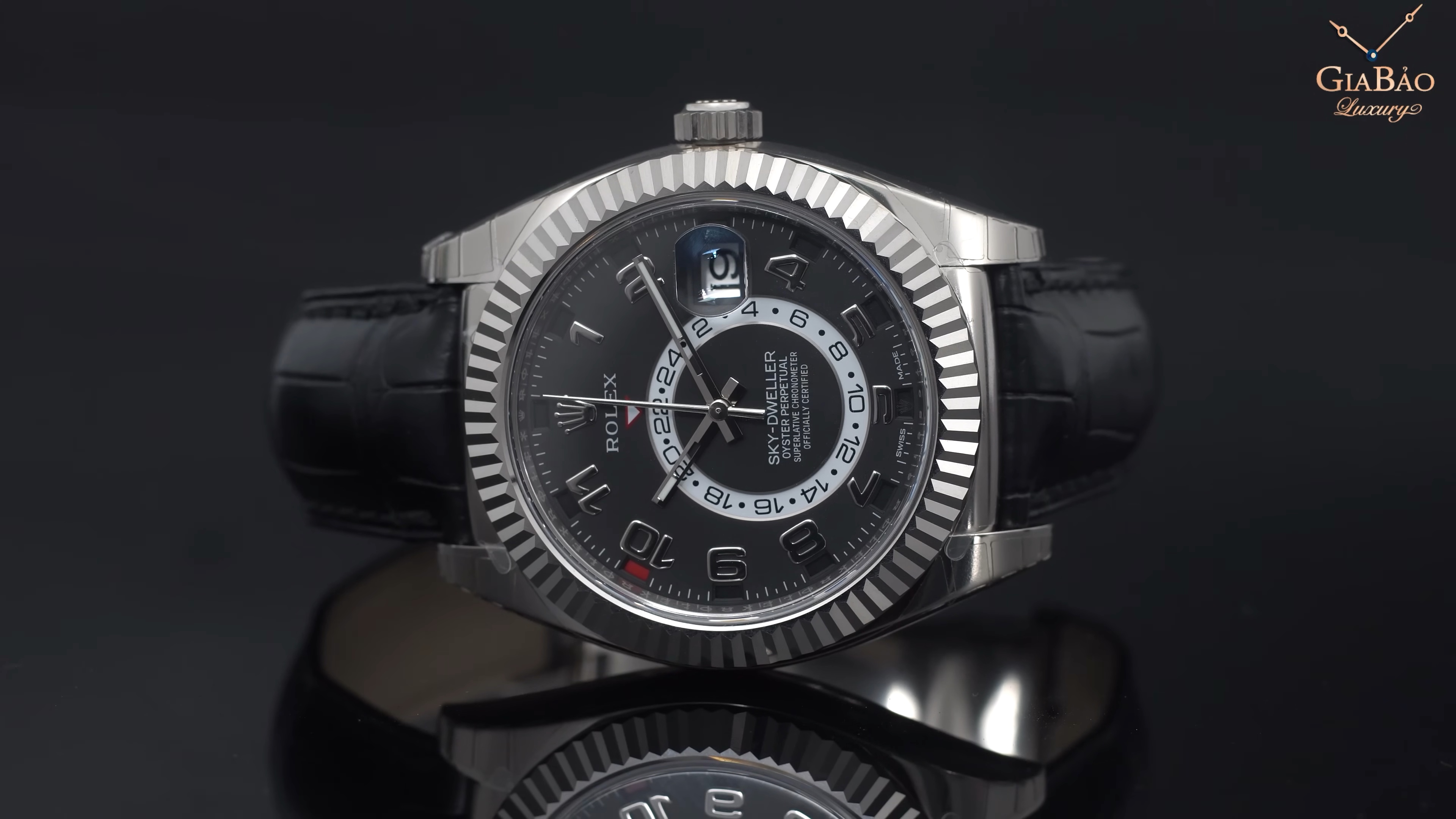 Tổng thể Rolex Sky-Dweller 326139 vàng trắng với mặt số đen