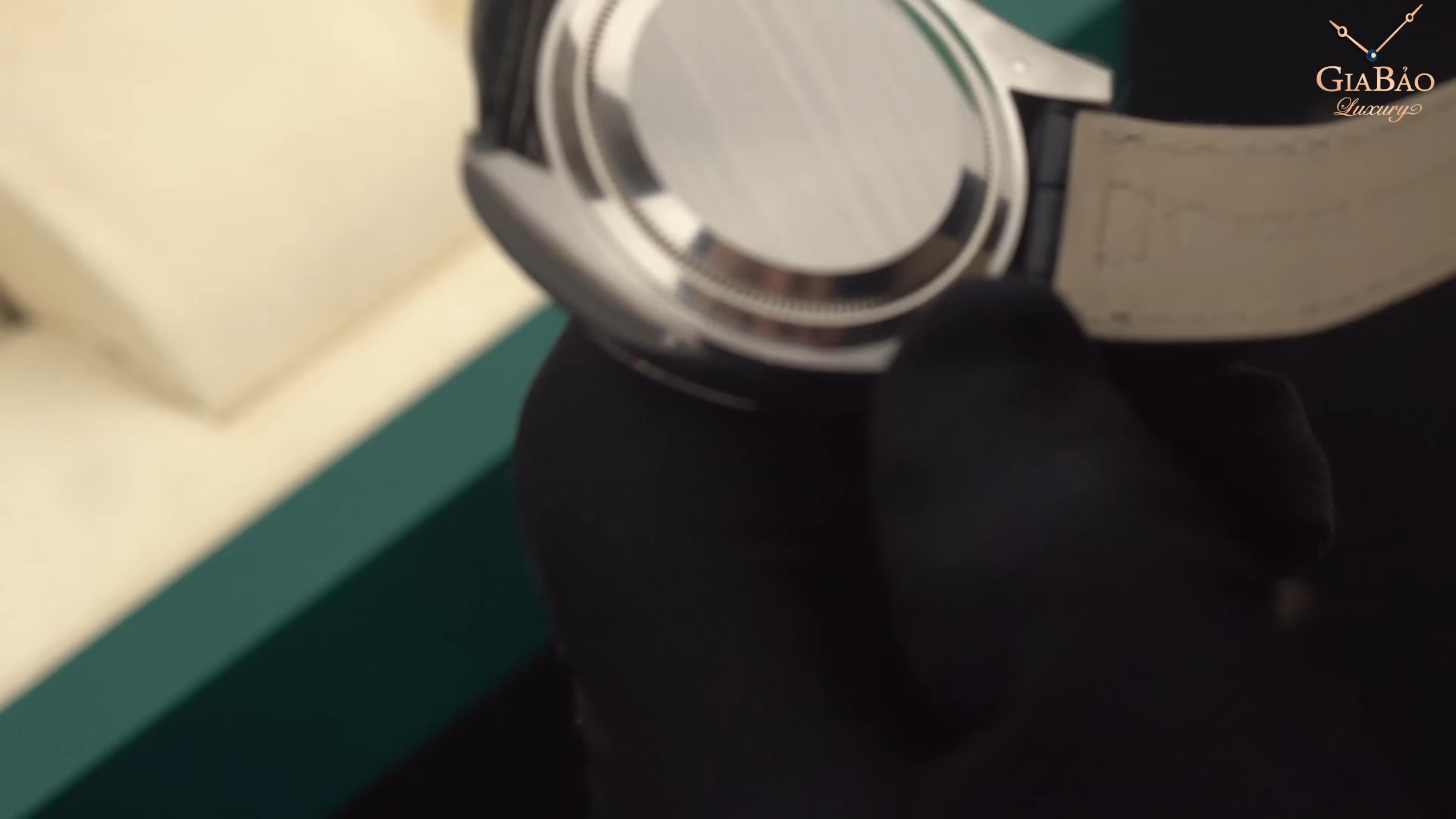Đáy kín Rolex Sky-Dweller 326139 và mặt trong dây da