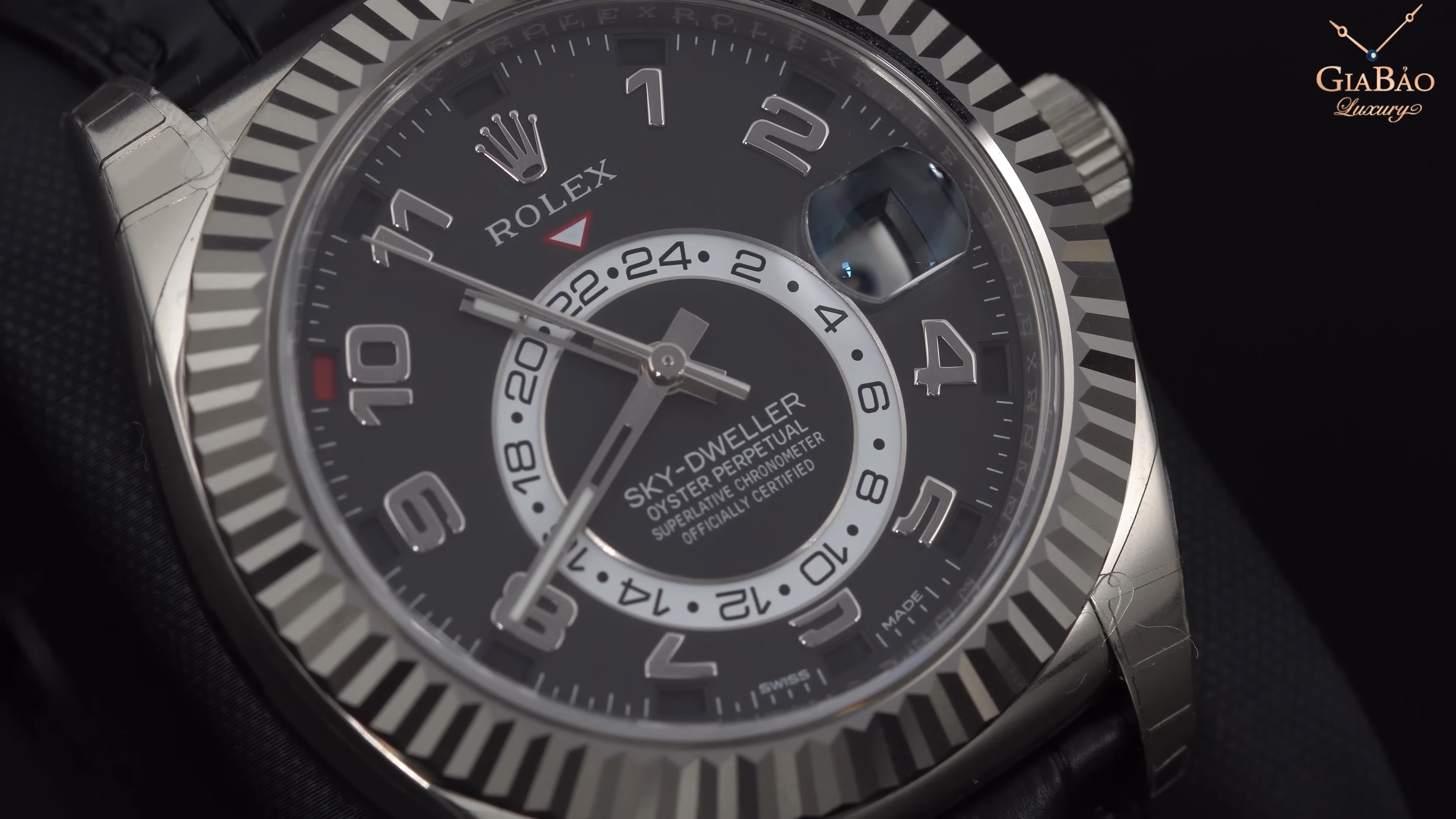 Mặt số đen Rolex Sky-Dweller với đĩa 24 giờ và chỉ báo tháng đỏ