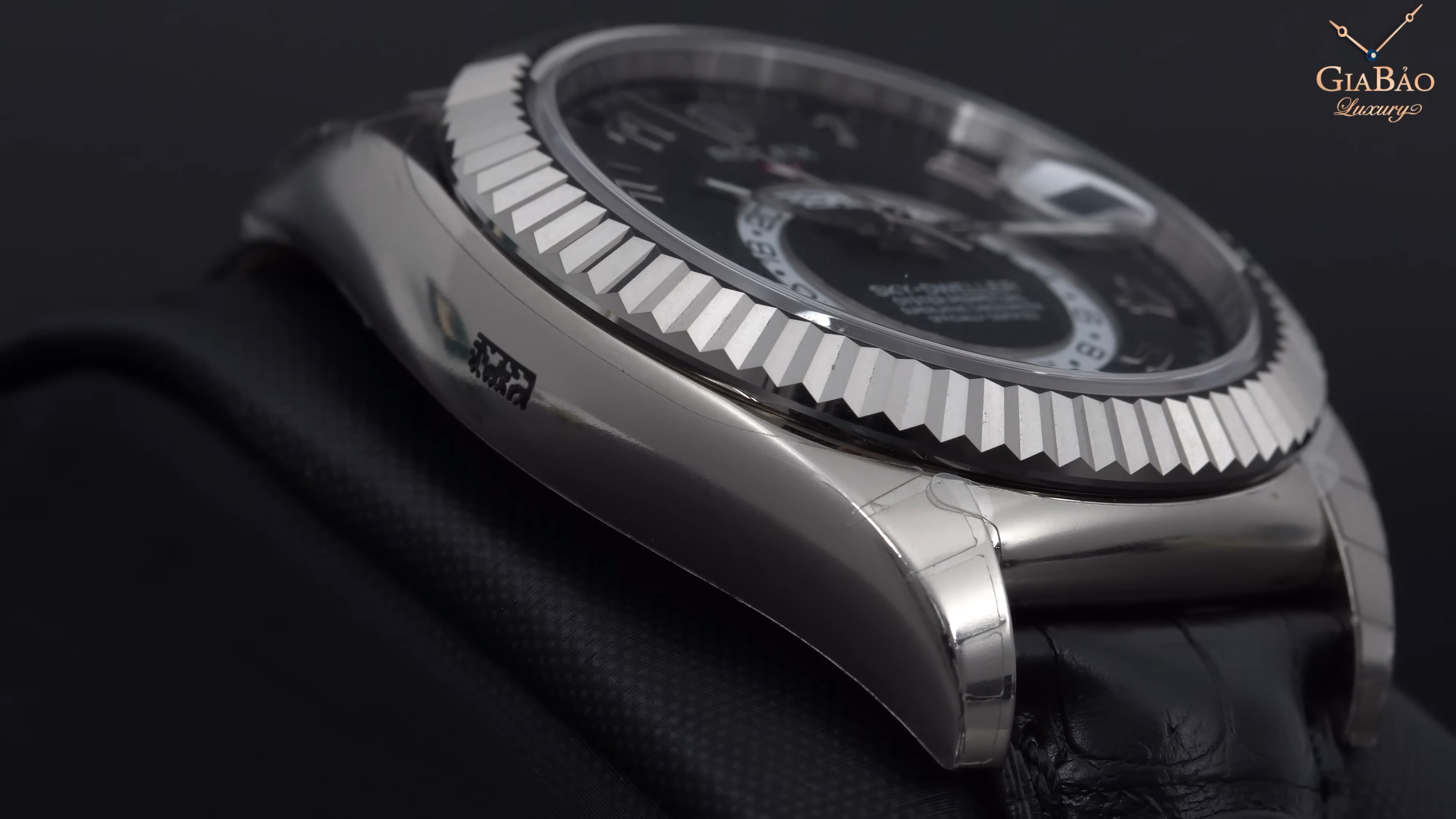 Cạnh vỏ vàng trắng và vành khía Rolex Sky-Dweller 326139