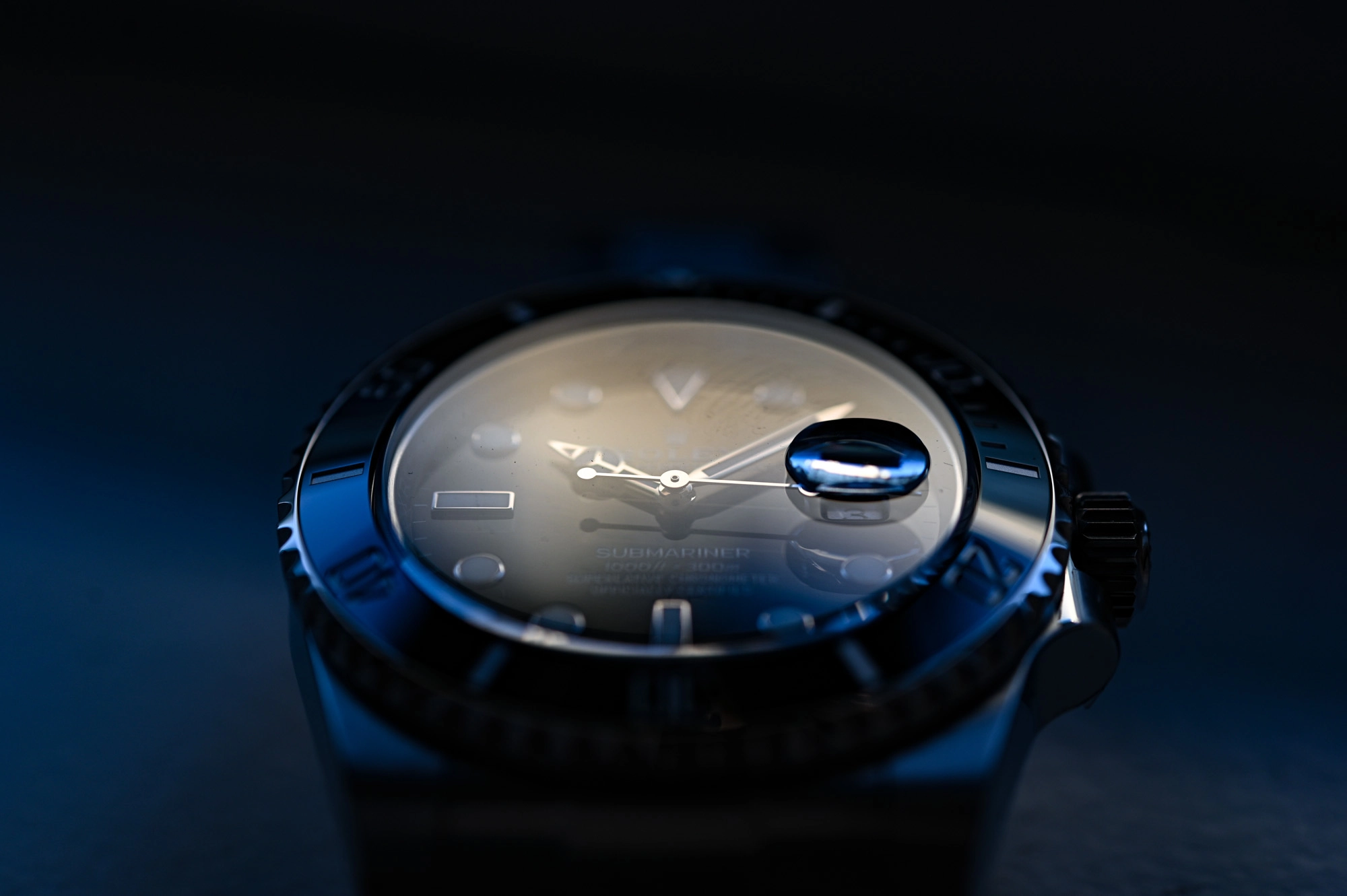 Rolex 116610LN và Omega Seamaster Diver 300M: Rolex Submariner Date 116610LN nhìn chính diện
