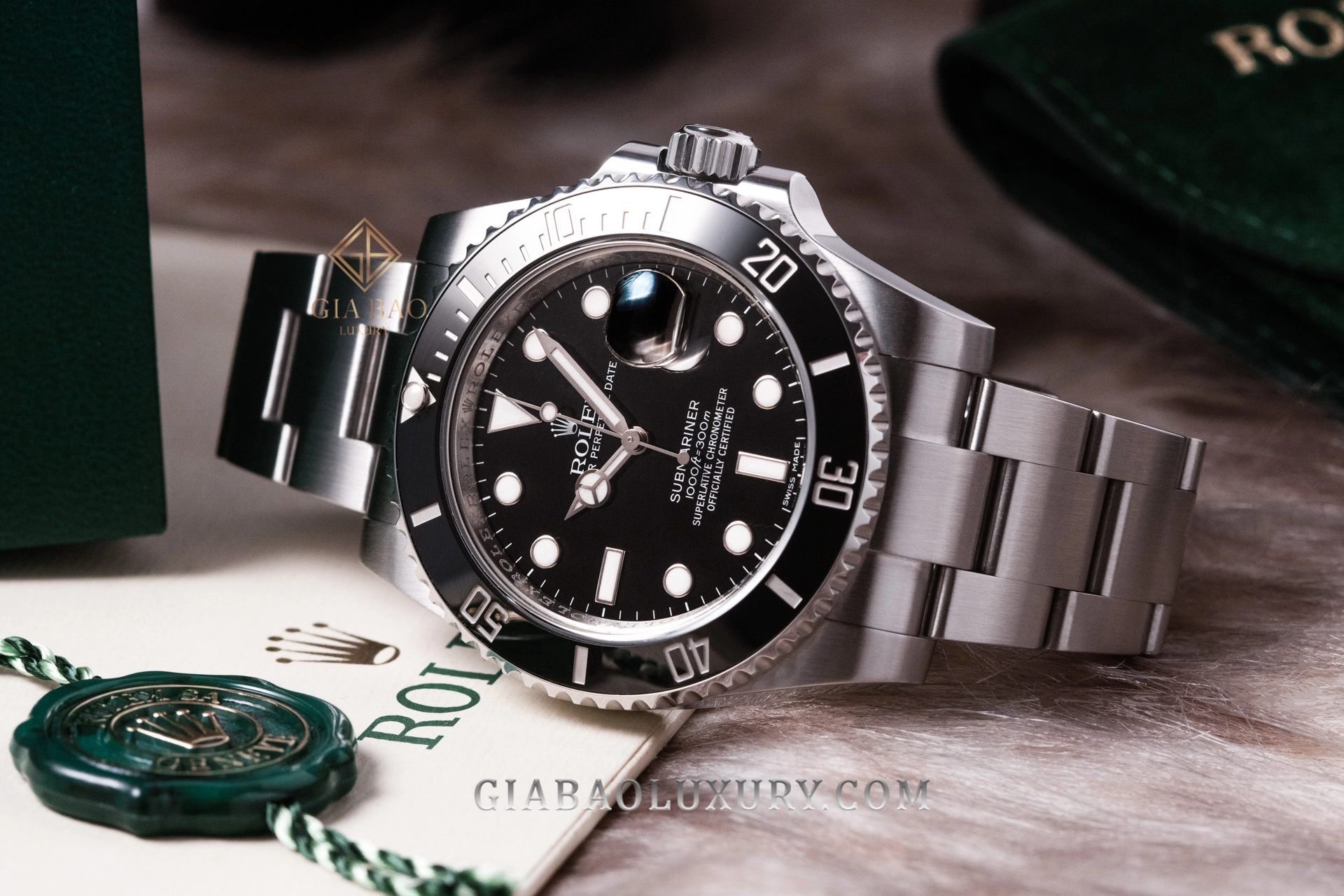 Rolex 116610LN và Omega Seamaster Diver 300M: Vành Cerachrom và mặt số đen của Submariner