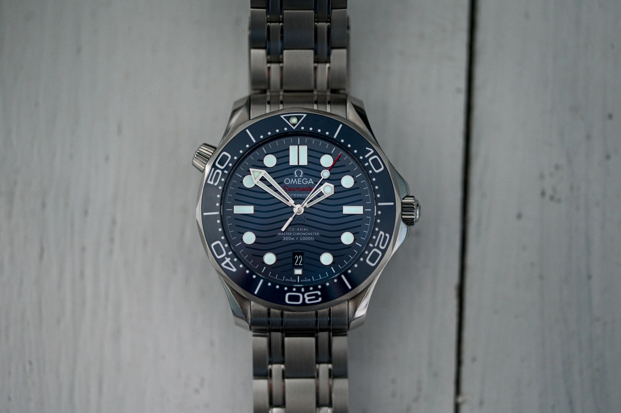 Rolex 116610LN và Omega Seamaster Diver 300M: Omega Seamaster Diver 300M mặt xanh 42 mm