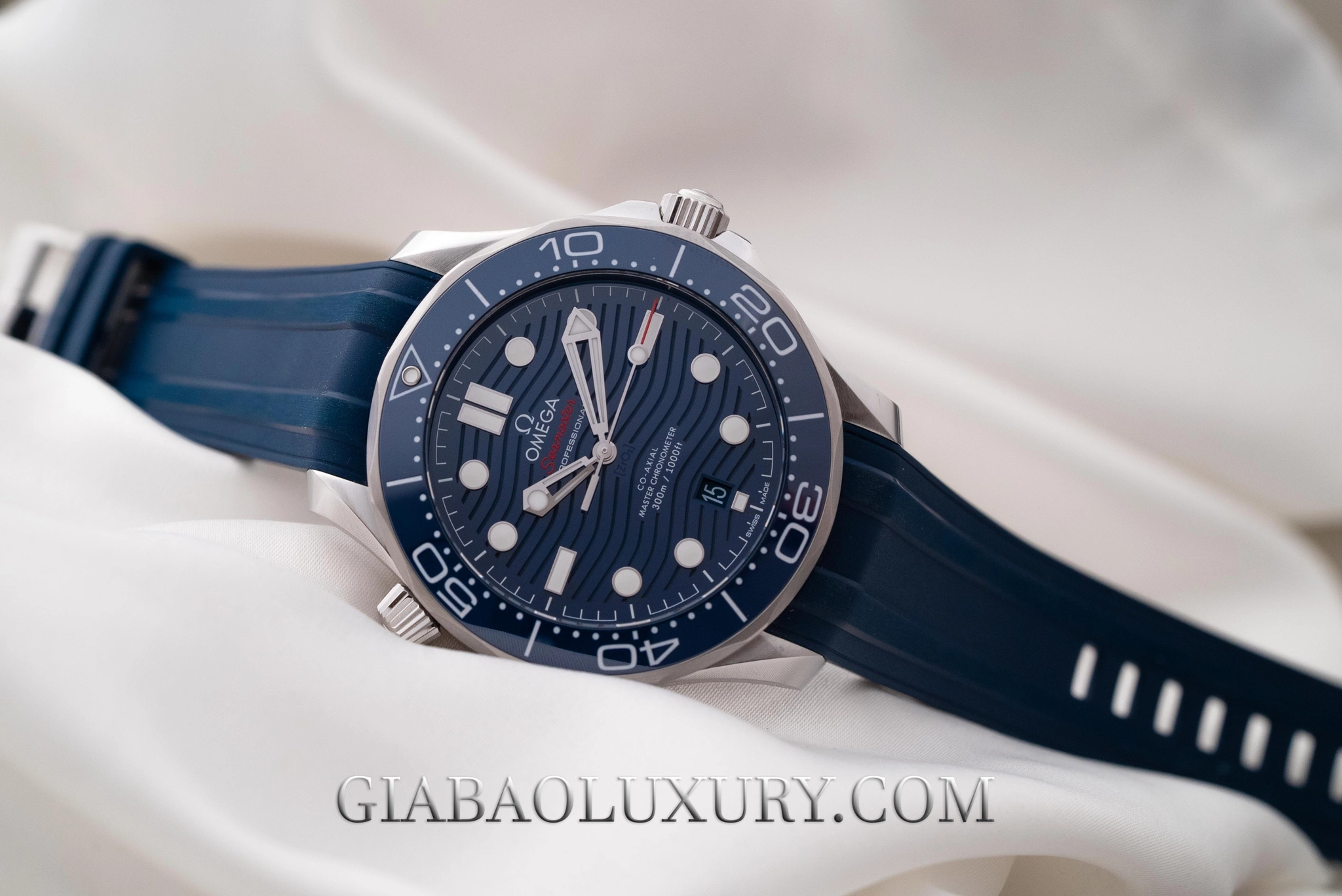Rolex 116610LN và Omega Seamaster Diver 300M: Mặt gốm khắc họa tiết sóng của Seamaster Diver 300M