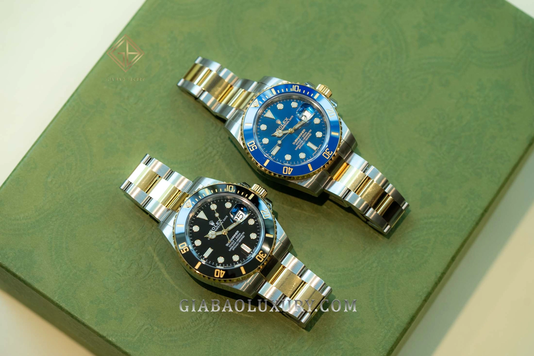 Rolex Submariner 116613LB và 126613LB: khác biệt cốt lõi: So sánh tỷ lệ hai chiếc Submariner Rolesor trên cùng khung hình