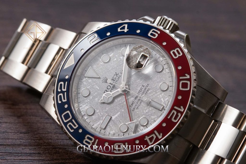 Rolex 116619LB và 126719BLRO: hai mẫu vàng trắng: GMT-Master II 126719BLRO với mặt số thiên thạch