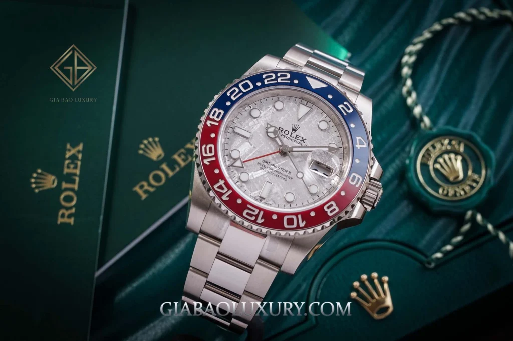 Rolex 116619LB và 126719BLRO: hai mẫu vàng trắng: GMT-Master II 126719BLRO nhìn chính diện